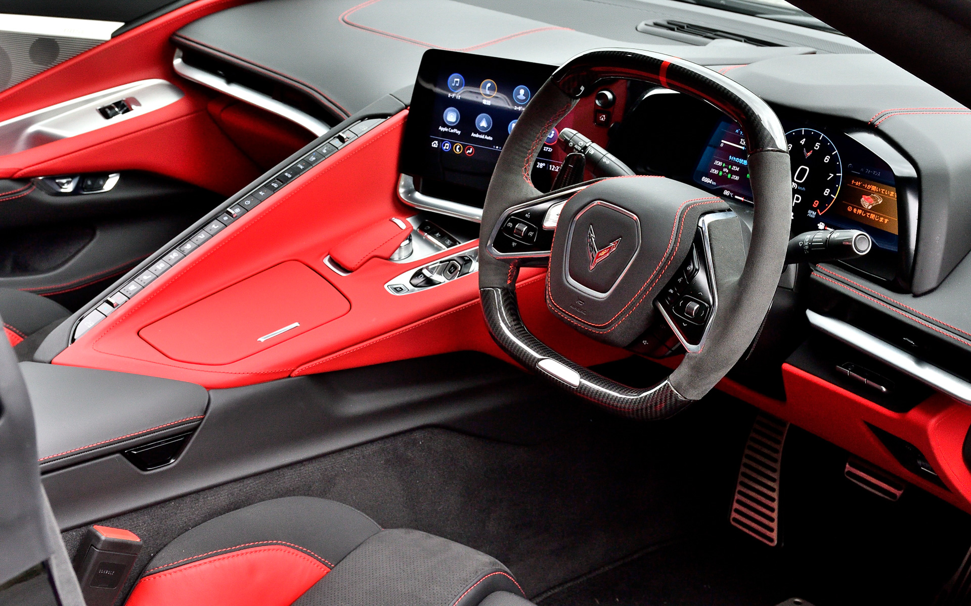 日本仕様は右ハンドルを採用。インテリアカラーはアドレナリンレッドで、カーボンファイバーを用いたステアリング、トーチレッドのシートベルト、コンペティションスポーツバケットシート、Apple CarPlayおよびAndroid Autoが利用できるナビゲーションなどが付く。ちなみにカーボン製ルーフはリアのトランクスペースに格納可能