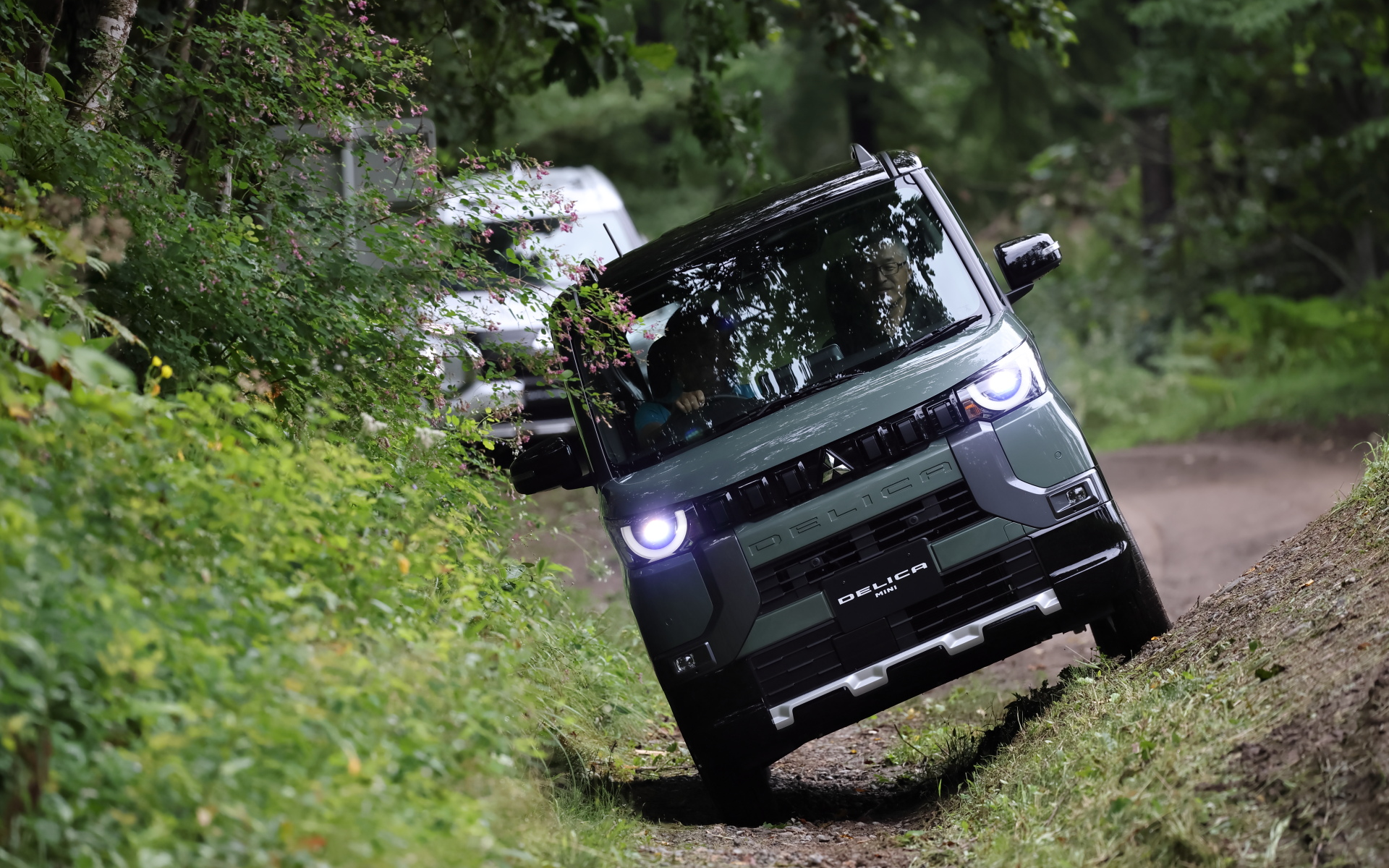 オフロードで「デリカミニ」に乗ってみた！