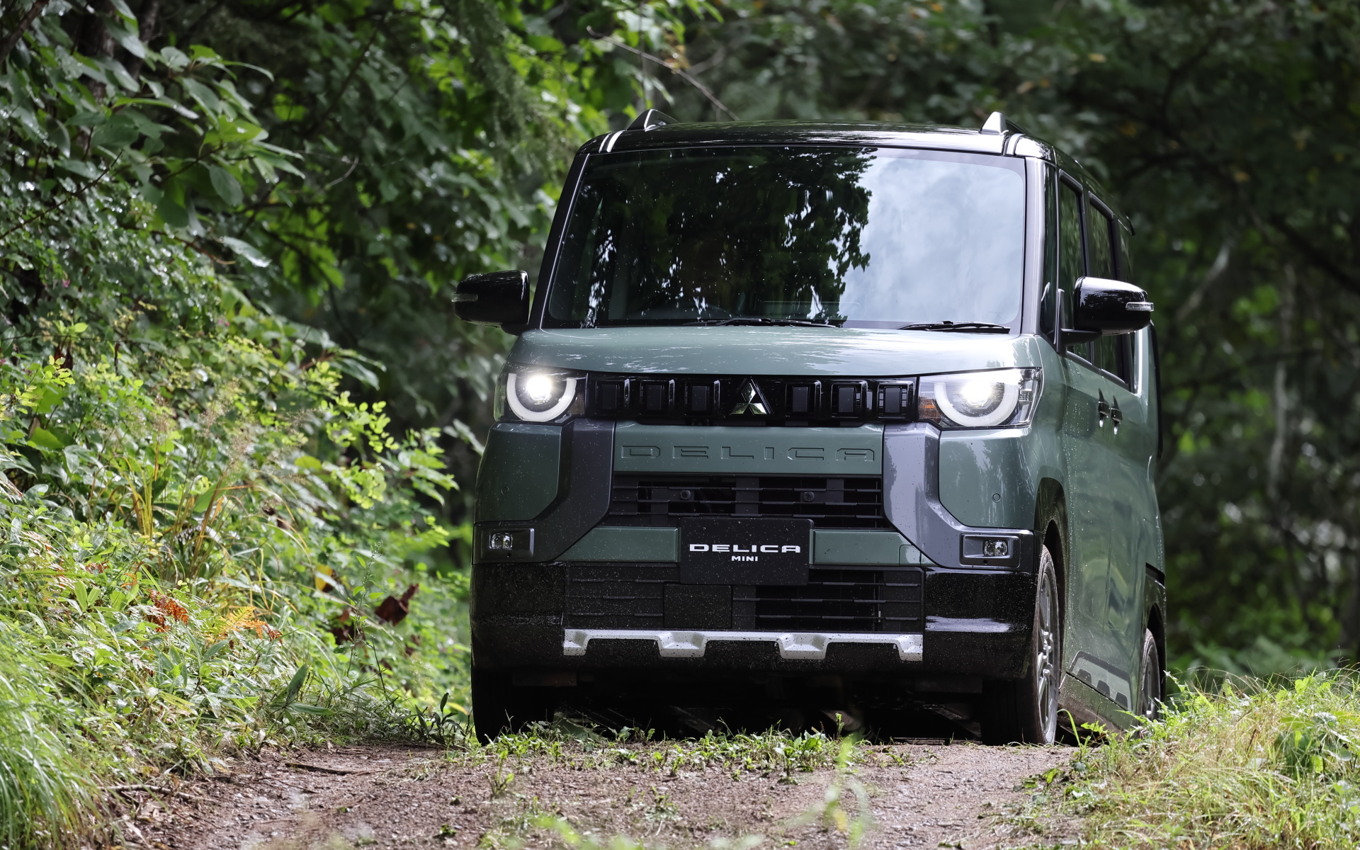 デリカミニの4WD車では、165/60R15サイズの大径タイヤの採用とショックアブソーバーの専用チューニングにより、路面をしっかりと捉えながら車内に振動を伝えにくい設定とした