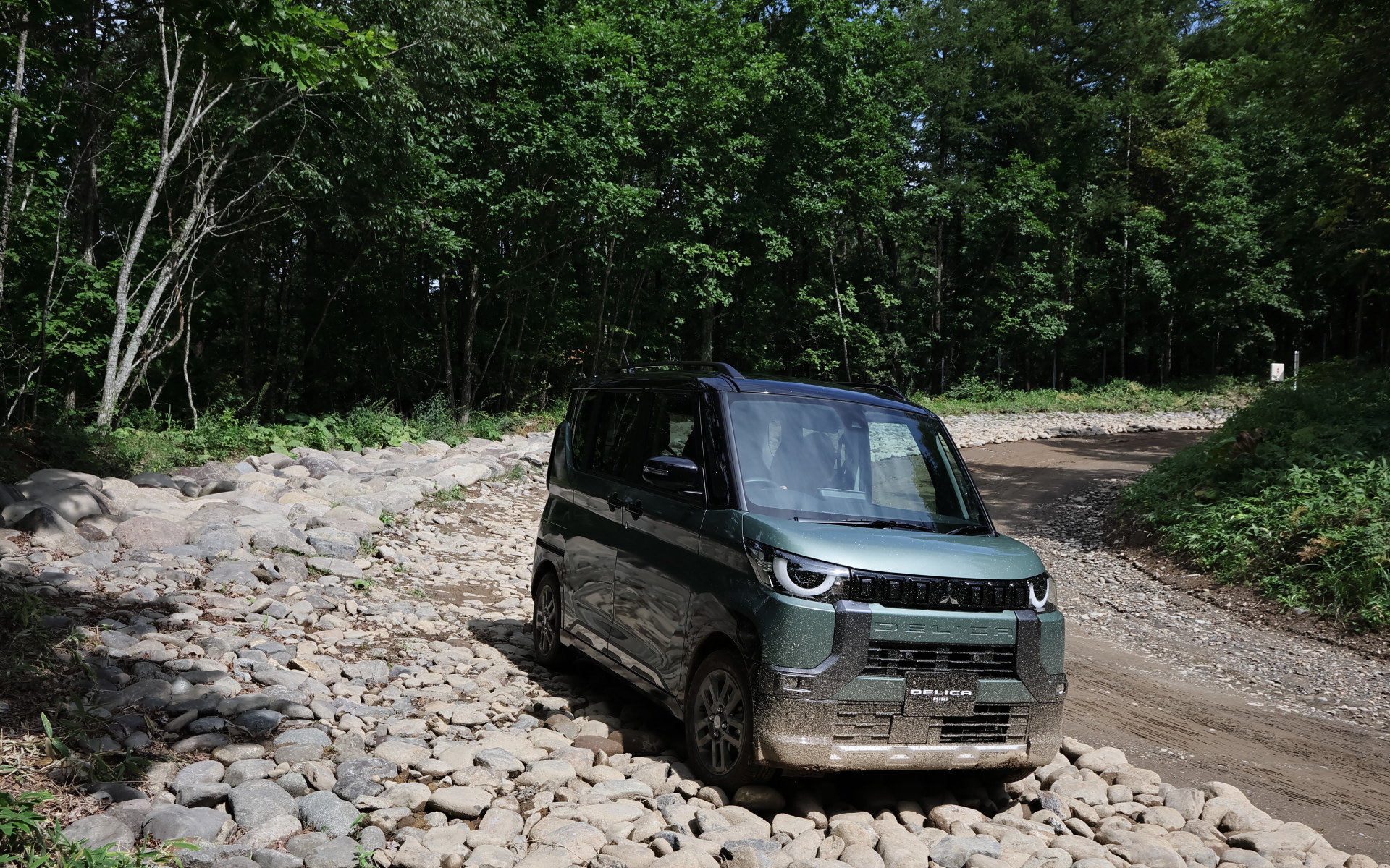 急な下り坂などで車速を一定に保つヒルディセントコントロールや、滑りやすい路面での発進をサポートするグリップコントロールは標準装備。ちなみに4WD車のサスペンション形式はフロントがストラット、リアがトルクアーム式3リンク