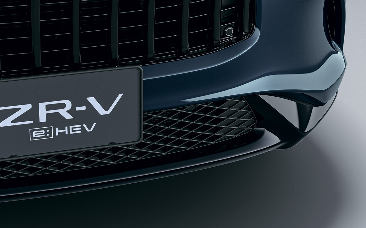 バンパーガーニッシュ、バンパーコーナープロテクター、ホイールアーチプロテクター、サイドシルガーニッシュにクリスタルブラック・パールの塗装を施すとともに、ベルリナブラックの18インチアルミホイールなどを採用