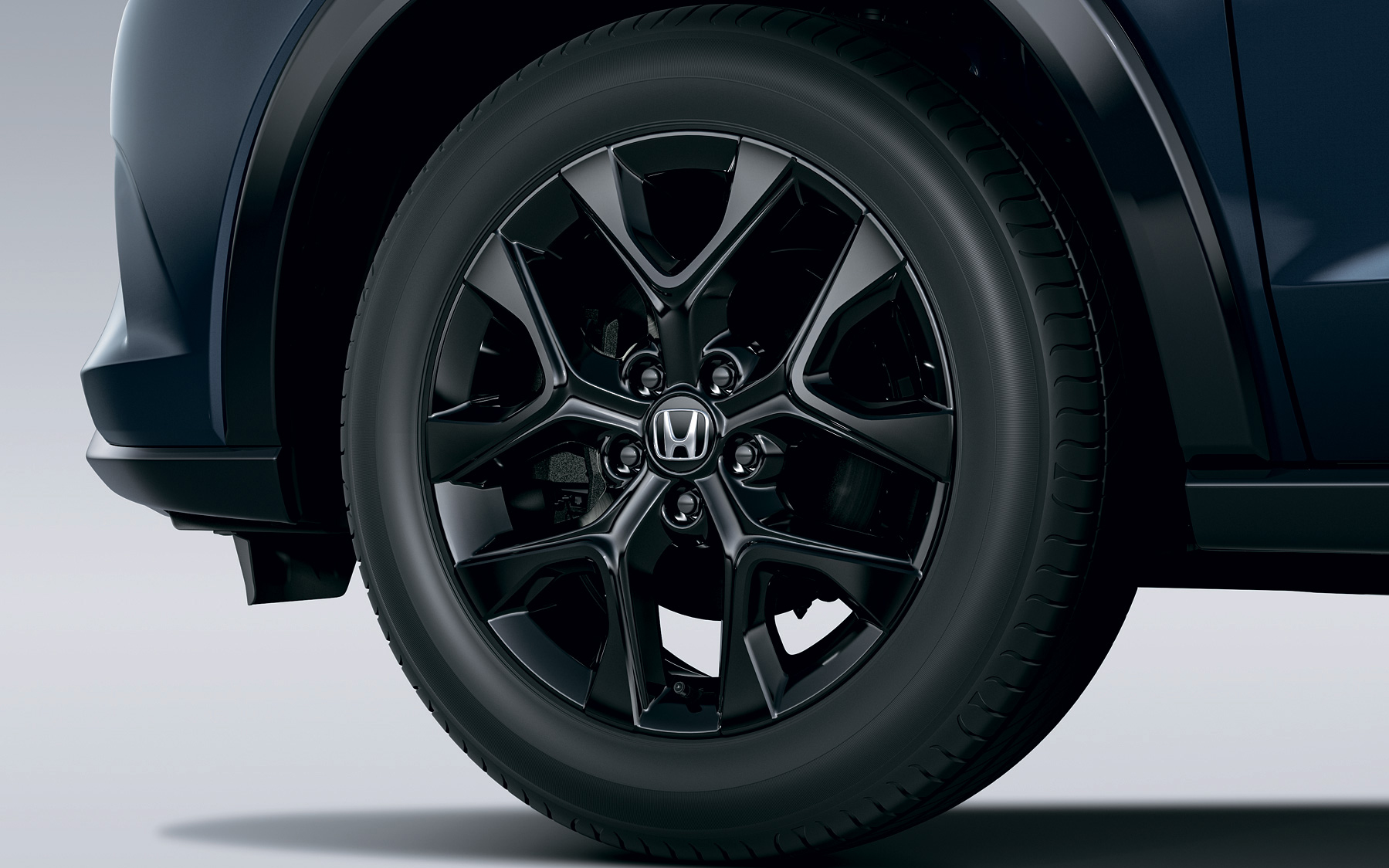 バンパーガーニッシュ、バンパーコーナープロテクター、ホイールアーチプロテクター、サイドシルガーニッシュにクリスタルブラック・パールの塗装を施すとともに、ベルリナブラックの18インチアルミホイールなどを採用