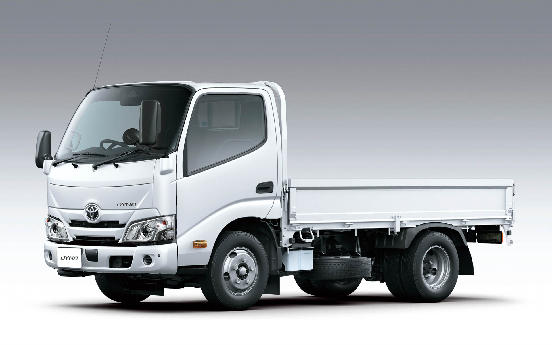 ダイナ カーゴ（標準キャブ・フルジャストロー・標準デッキ・2t積・ディーゼル・2WD・6速MT車）＜オプション装着車＞