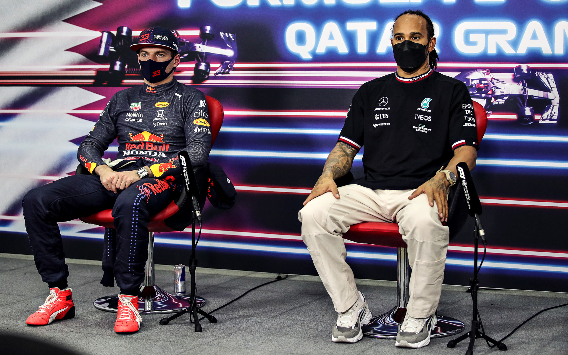 2021年シーズンの終盤に激闘を繰り広げたマックス・フェルスタッペン選手（左）とルイス・ハミルトン選手（右）