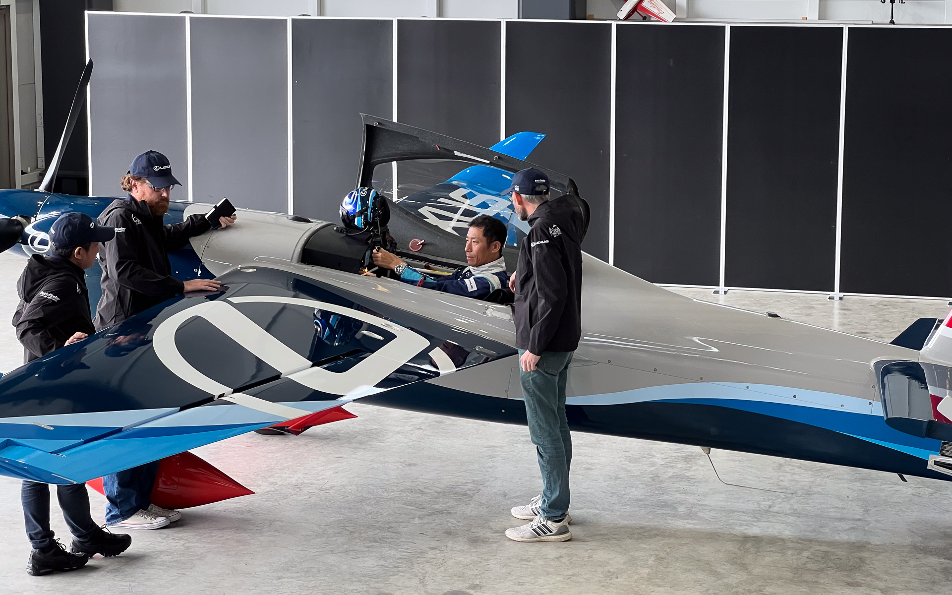 フライト直後、LEXUS PATHFINDER AIR RACING TEAMのスタッフと打ち合わせ