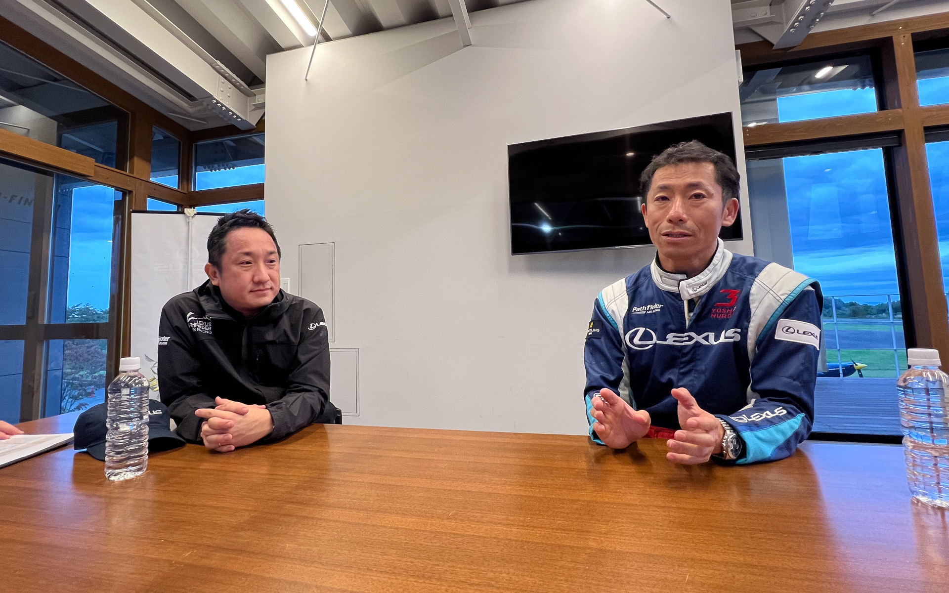 室屋選手（右）とレクサス 中江雄亮氏（左）