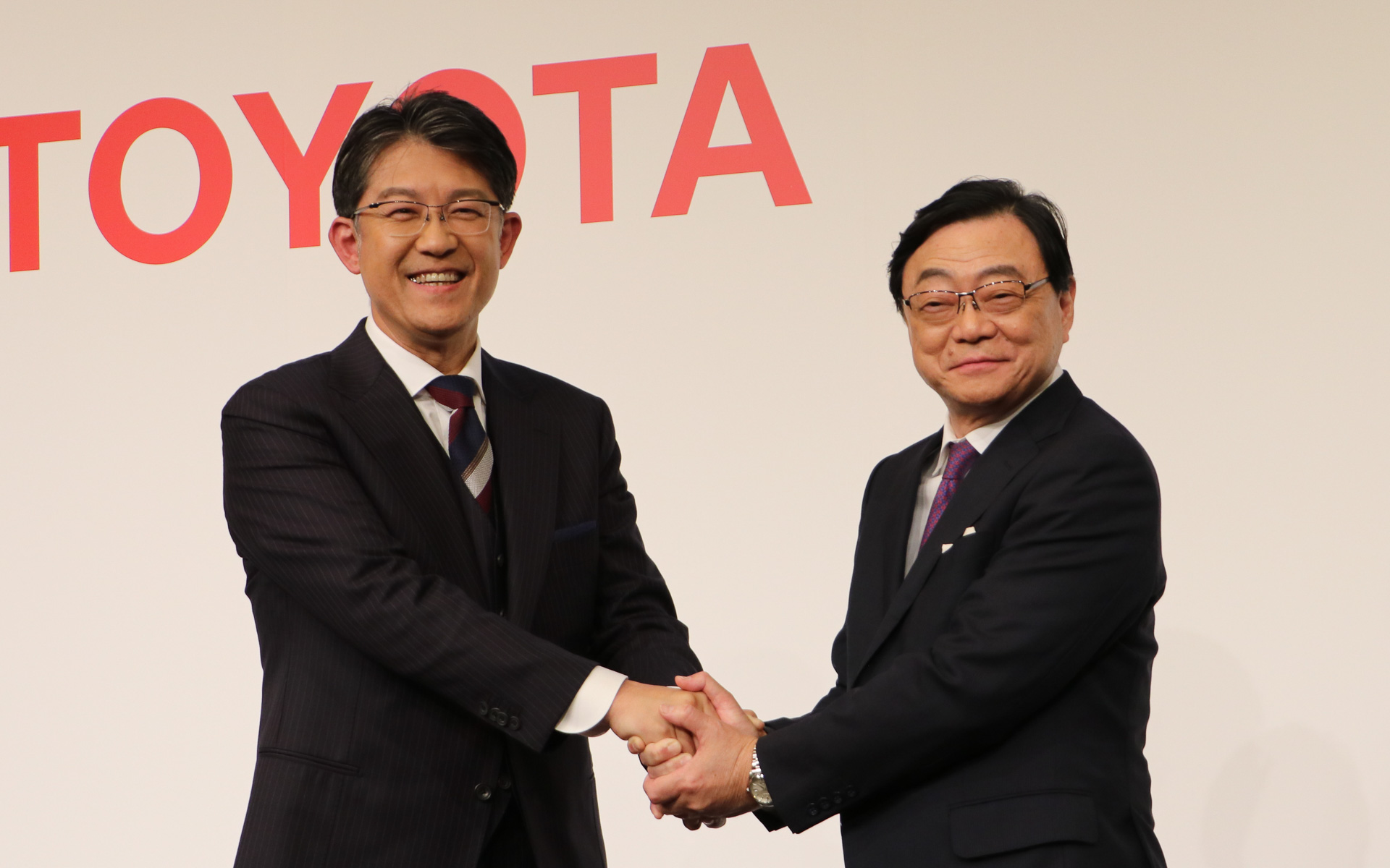 共同記者会見終了後に笑顔で握手を交わしたトヨタ自動車株式会社 代表取締役社長 佐藤恒治氏（左）と出光興産株式会社 代表取締役社長 木藤俊一氏（右）