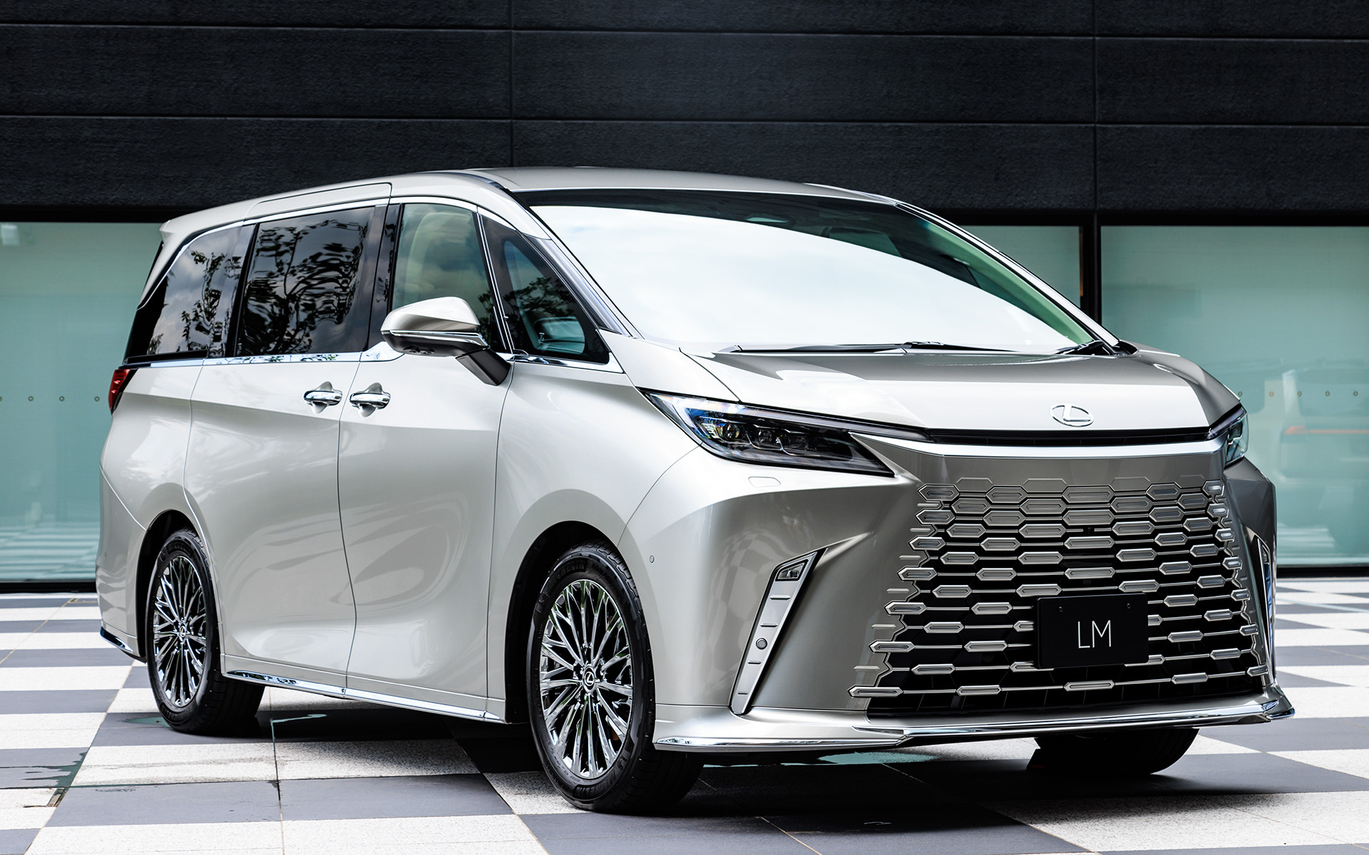 新型LM（プロトタイプ）のボディサイズは5125×1890×1955mm（全長×全幅×全高）、ホイールベースは3000mm。「素に戻れる移動空間」をコンセプトとし、すべての乗員が自然体でくつろげる乗り味と居住空間を作り上げることを目指して開発がされた