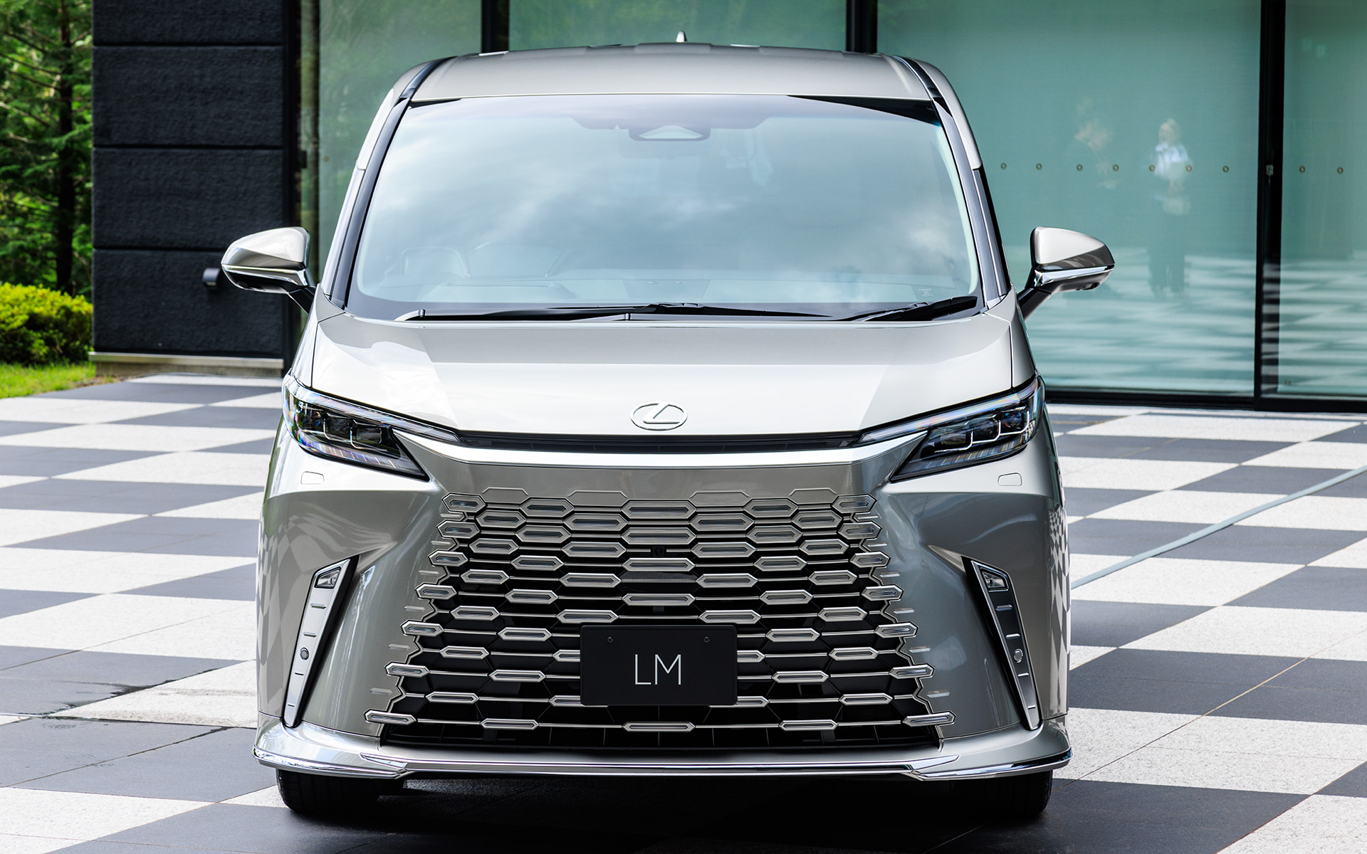 新型LM（プロトタイプ）のボディサイズは5125×1890×1955mm（全長×全幅×全高）、ホイールベースは3000mm。「素に戻れる移動空間」をコンセプトとし、すべての乗員が自然体でくつろげる乗り味と居住空間を作り上げることを目指して開発がされた