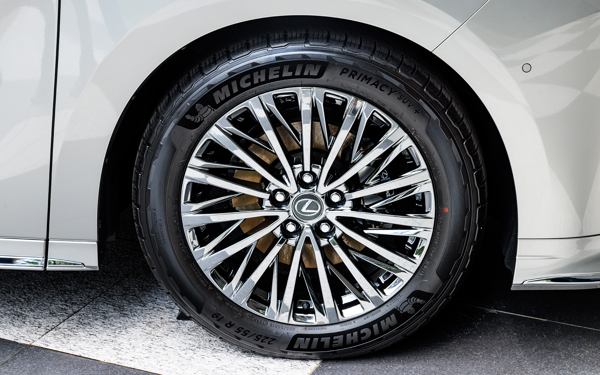 輝くホイールに装着されるタイヤはミシュラン「プライマシー SUV＋」（225/55R19）