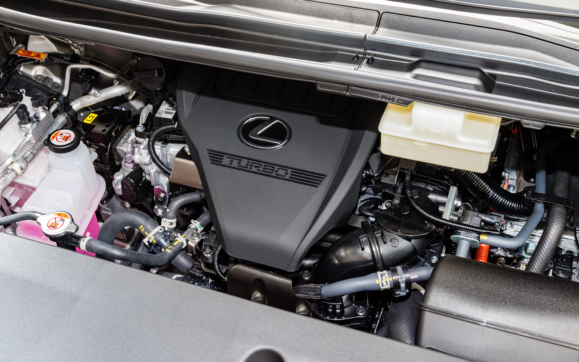 パワートレーンの詳細なスペックはまだ公表されていないが、日本へは直列4気筒2.4リッターターボとハイブリッドシステム「eAxle」搭載モデルが導入される予定