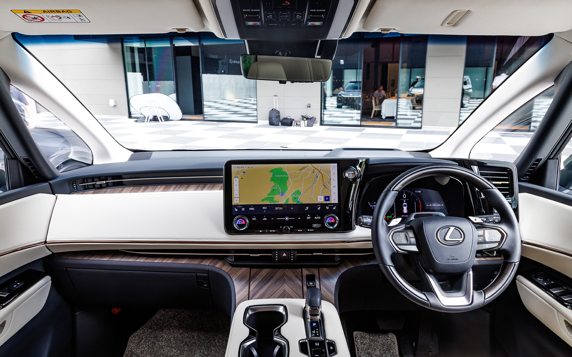 “素に戻れる時間”を提供すべく、人間中心の考え方に基づいた精緻なつくり込みが行なわれたインテリア。前席にはモダンで広がりのある空間の中にレクサスのコクピット思想「Tazuna Concept」を採用し、シンプルなインパネとコンソールにより運転に集中できる環境を実現。大型独立シートが鎮座する4座仕様の後席はパーソナル感とプライバシー性が高められ、リラックスできる空間が追求された