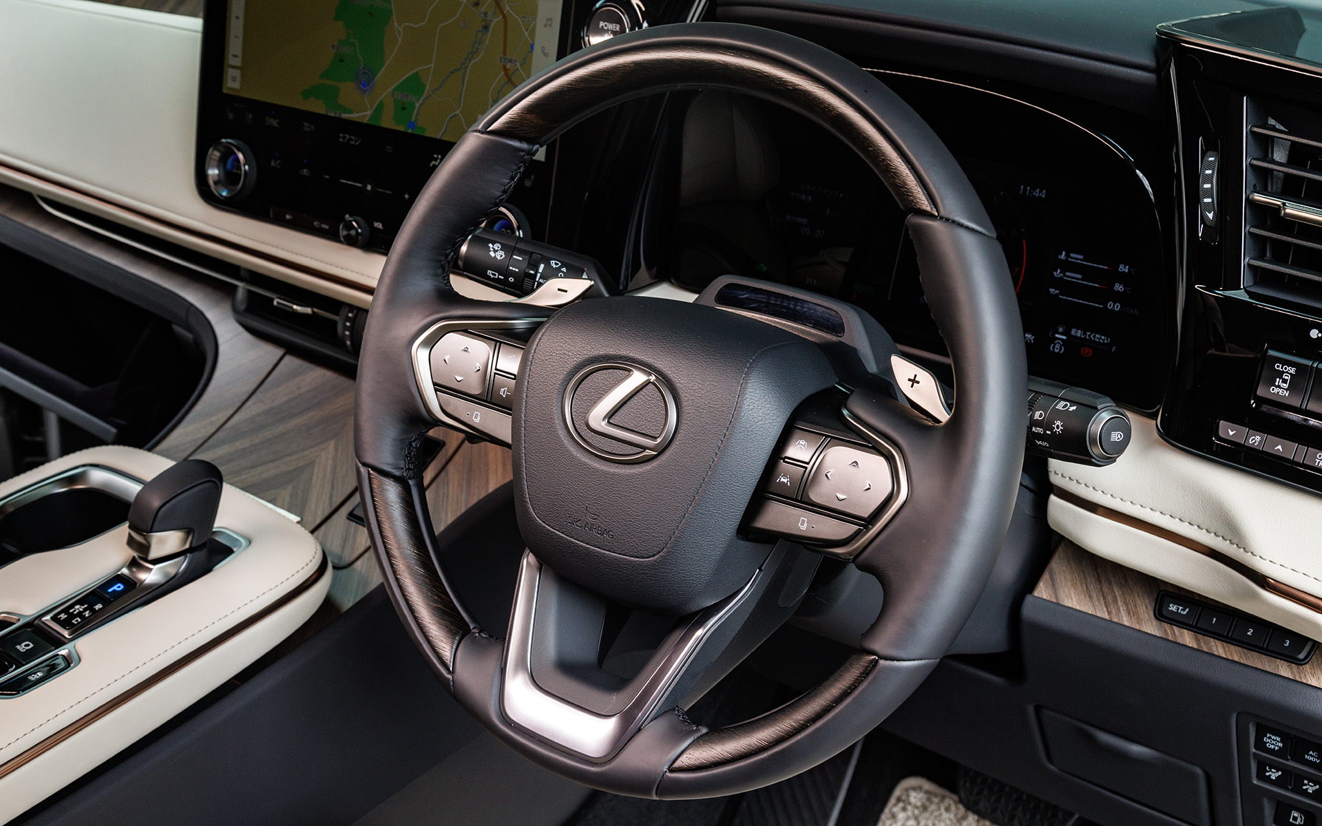 “素に戻れる時間”を提供すべく、人間中心の考え方に基づいた精緻なつくり込みが行なわれたインテリア。前席にはモダンで広がりのある空間の中にレクサスのコクピット思想「Tazuna Concept」を採用し、シンプルなインパネとコンソールにより運転に集中できる環境を実現。大型独立シートが鎮座する4座仕様の後席はパーソナル感とプライバシー性が高められ、リラックスできる空間が追求された