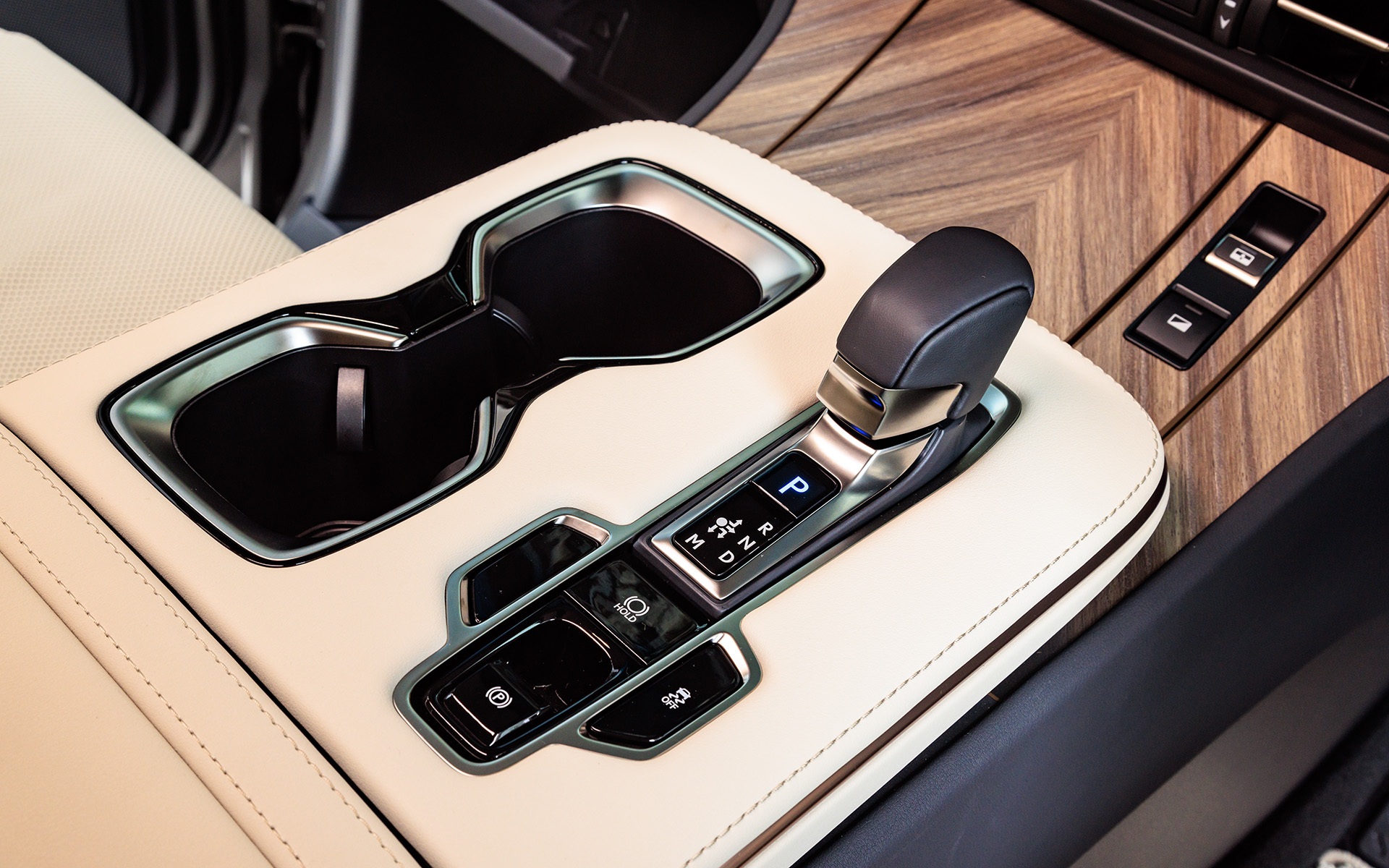 “素に戻れる時間”を提供すべく、人間中心の考え方に基づいた精緻なつくり込みが行なわれたインテリア。前席にはモダンで広がりのある空間の中にレクサスのコクピット思想「Tazuna Concept」を採用し、シンプルなインパネとコンソールにより運転に集中できる環境を実現。大型独立シートが鎮座する4座仕様の後席はパーソナル感とプライバシー性が高められ、リラックスできる空間が追求された