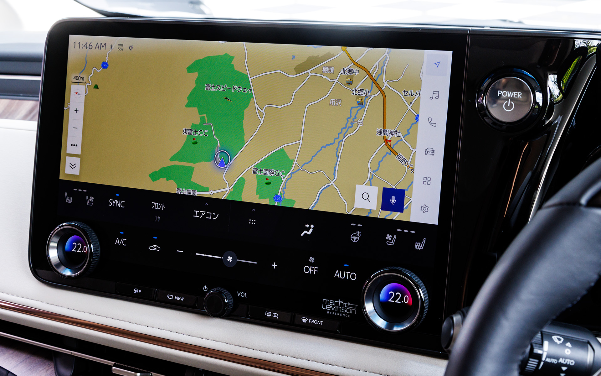 “素に戻れる時間”を提供すべく、人間中心の考え方に基づいた精緻なつくり込みが行なわれたインテリア。前席にはモダンで広がりのある空間の中にレクサスのコクピット思想「Tazuna Concept」を採用し、シンプルなインパネとコンソールにより運転に集中できる環境を実現。大型独立シートが鎮座する4座仕様の後席はパーソナル感とプライバシー性が高められ、リラックスできる空間が追求された