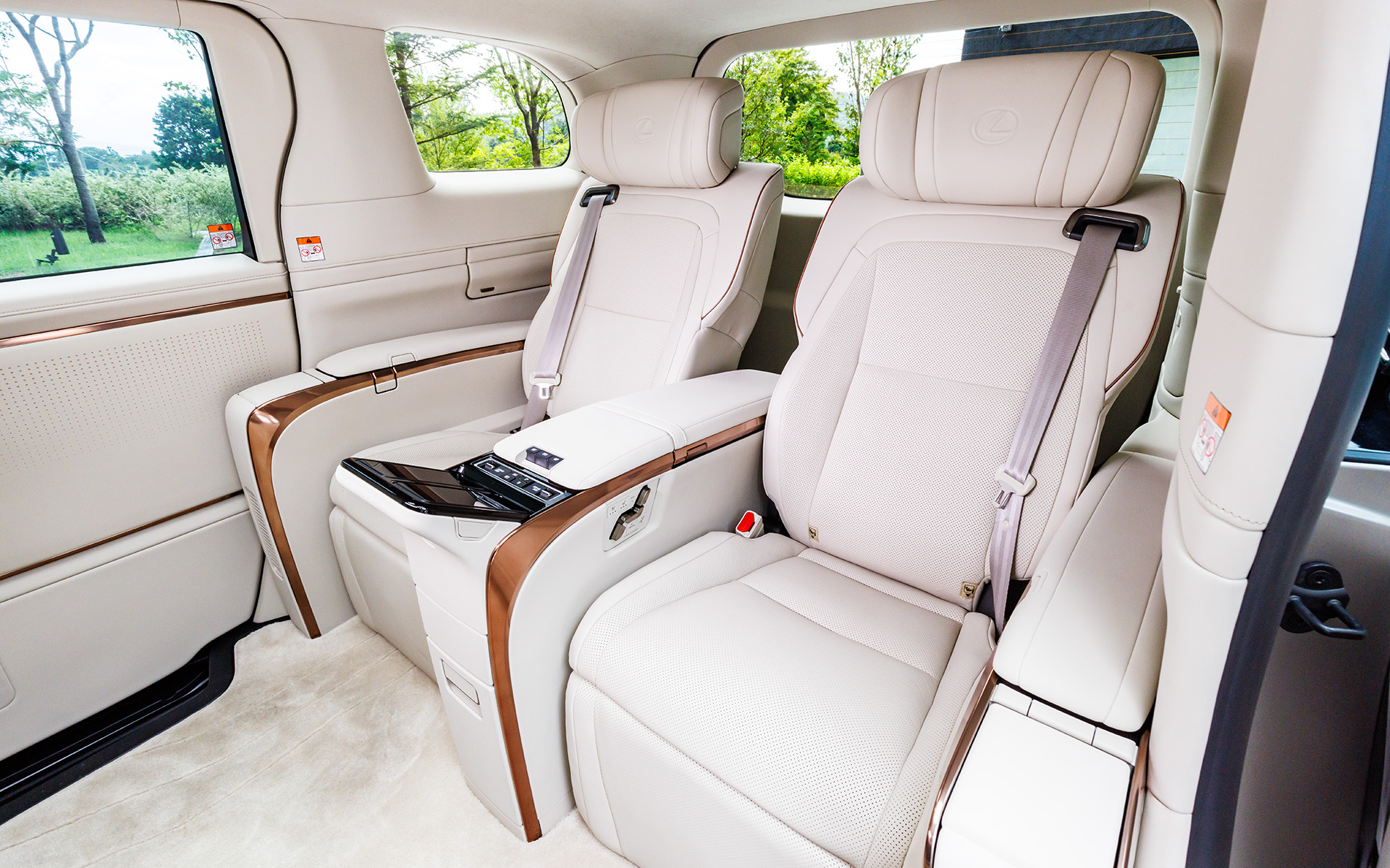 “素に戻れる時間”を提供すべく、人間中心の考え方に基づいた精緻なつくり込みが行なわれたインテリア。前席にはモダンで広がりのある空間の中にレクサスのコクピット思想「Tazuna Concept」を採用し、シンプルなインパネとコンソールにより運転に集中できる環境を実現。大型独立シートが鎮座する4座仕様の後席はパーソナル感とプライバシー性が高められ、リラックスできる空間が追求された