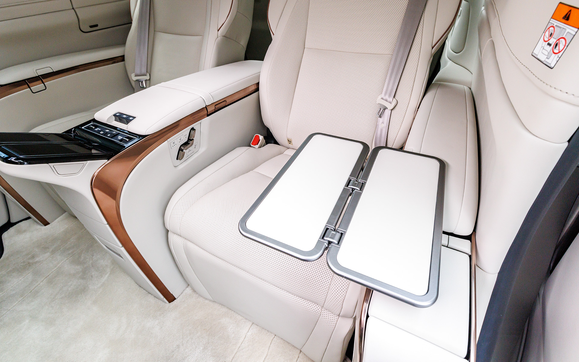 “素に戻れる時間”を提供すべく、人間中心の考え方に基づいた精緻なつくり込みが行なわれたインテリア。前席にはモダンで広がりのある空間の中にレクサスのコクピット思想「Tazuna Concept」を採用し、シンプルなインパネとコンソールにより運転に集中できる環境を実現。大型独立シートが鎮座する4座仕様の後席はパーソナル感とプライバシー性が高められ、リラックスできる空間が追求された