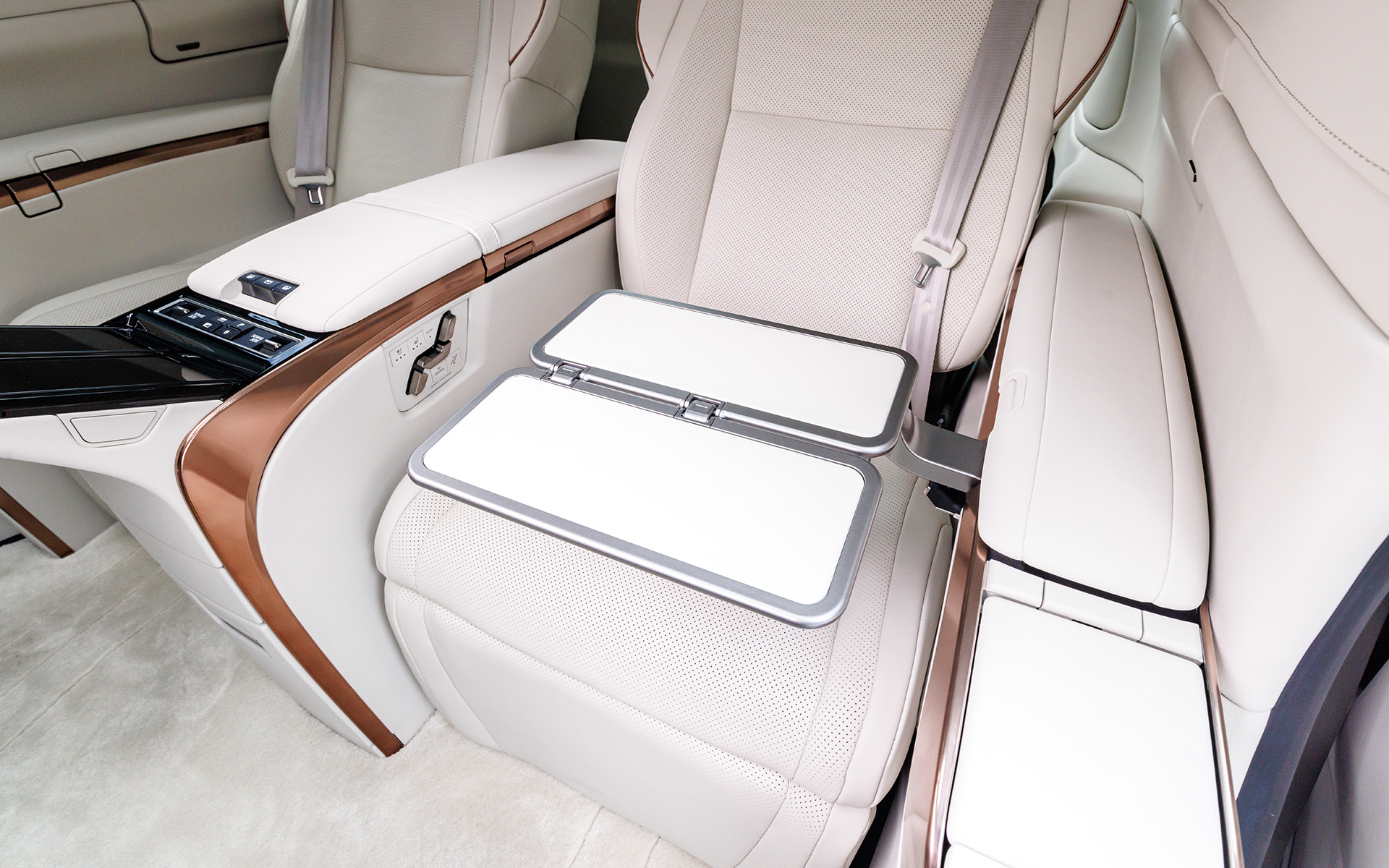 “素に戻れる時間”を提供すべく、人間中心の考え方に基づいた精緻なつくり込みが行なわれたインテリア。前席にはモダンで広がりのある空間の中にレクサスのコクピット思想「Tazuna Concept」を採用し、シンプルなインパネとコンソールにより運転に集中できる環境を実現。大型独立シートが鎮座する4座仕様の後席はパーソナル感とプライバシー性が高められ、リラックスできる空間が追求された