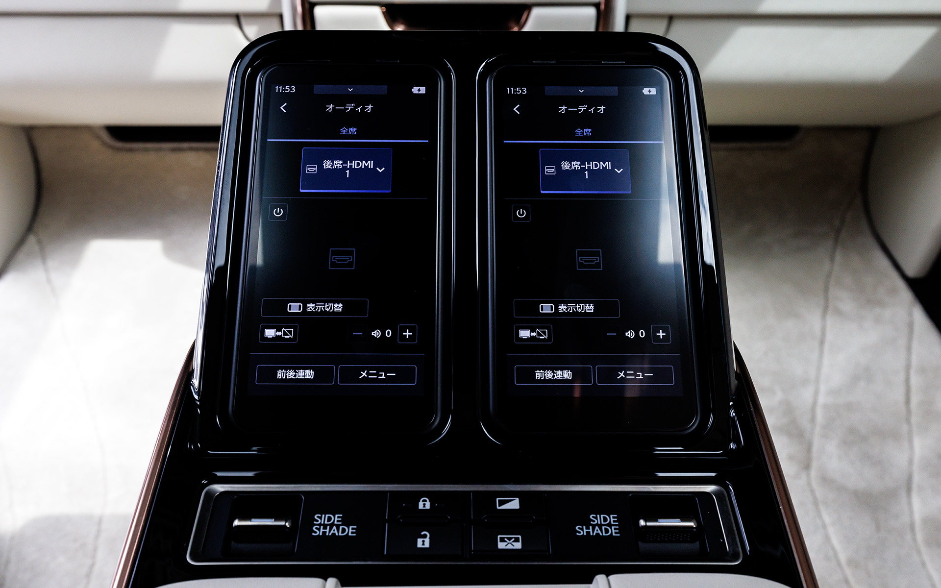 “素に戻れる時間”を提供すべく、人間中心の考え方に基づいた精緻なつくり込みが行なわれたインテリア。前席にはモダンで広がりのある空間の中にレクサスのコクピット思想「Tazuna Concept」を採用し、シンプルなインパネとコンソールにより運転に集中できる環境を実現。大型独立シートが鎮座する4座仕様の後席はパーソナル感とプライバシー性が高められ、リラックスできる空間が追求された