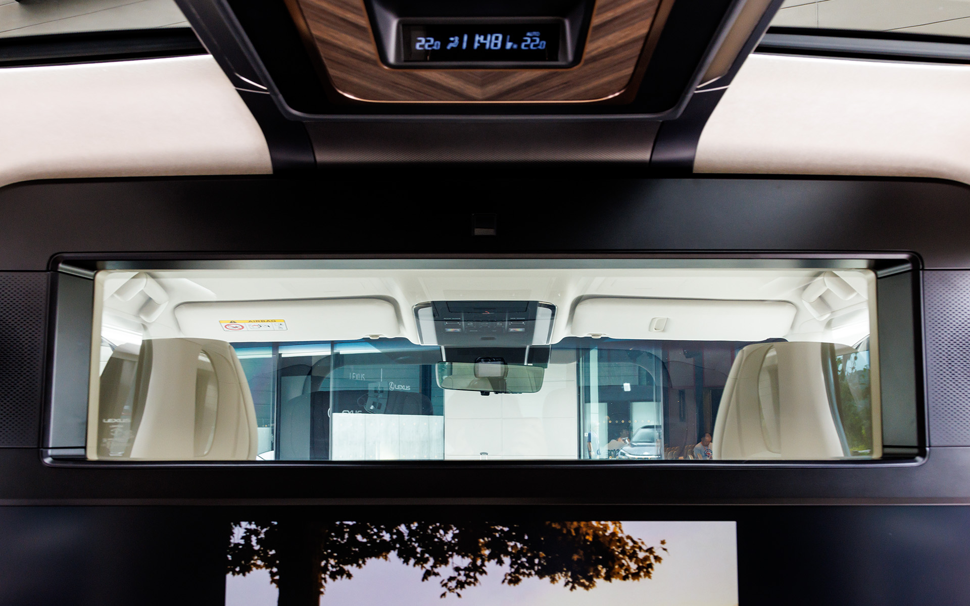 前席と後席を隔てる48インチ大型ワイドディスプレイを備えたパーティション