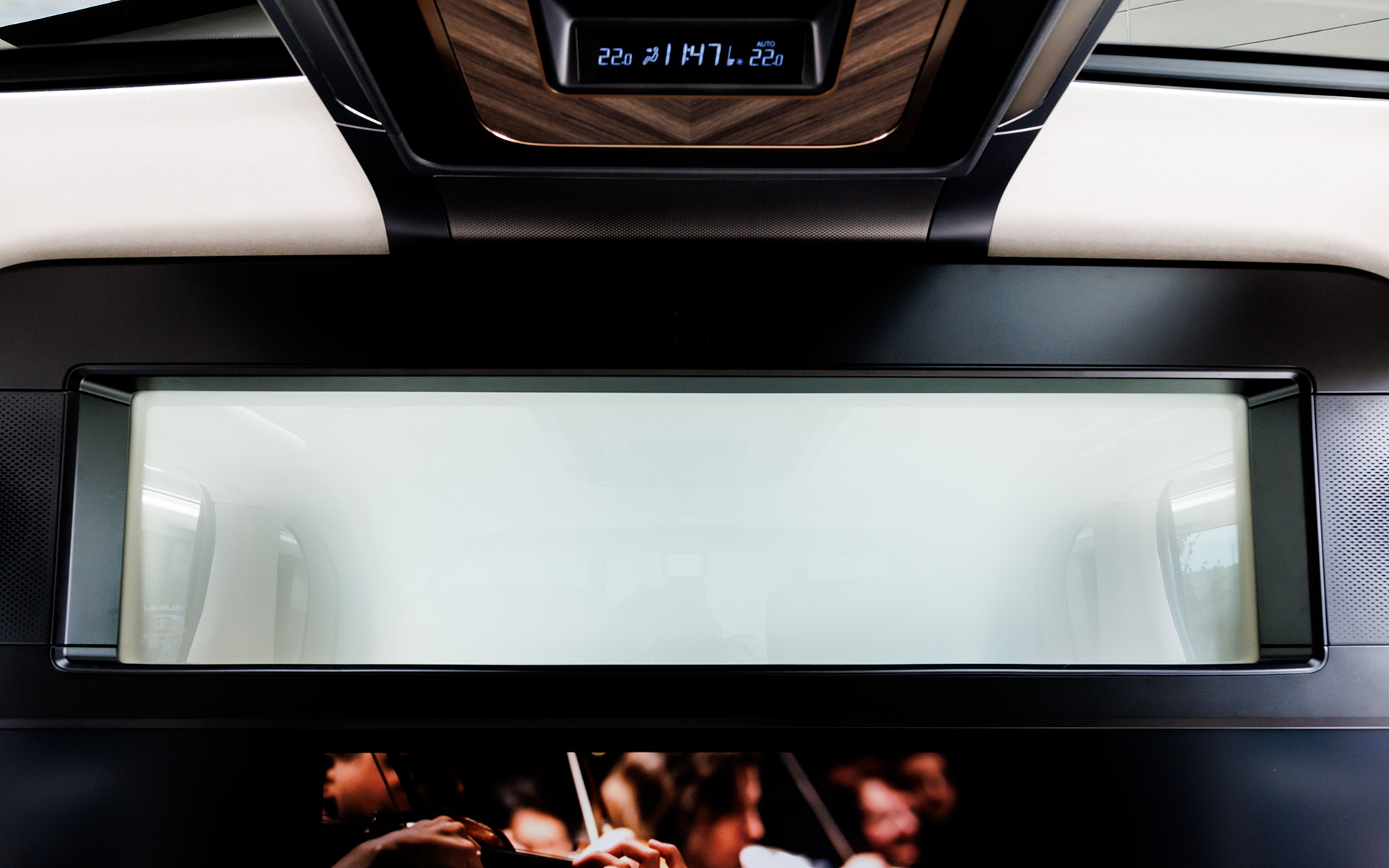 前席と後席を隔てる48インチ大型ワイドディスプレイを備えたパーティション