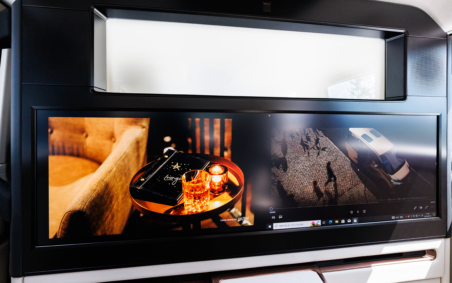 前席と後席を隔てる48インチ大型ワイドディスプレイを備えたパーティション