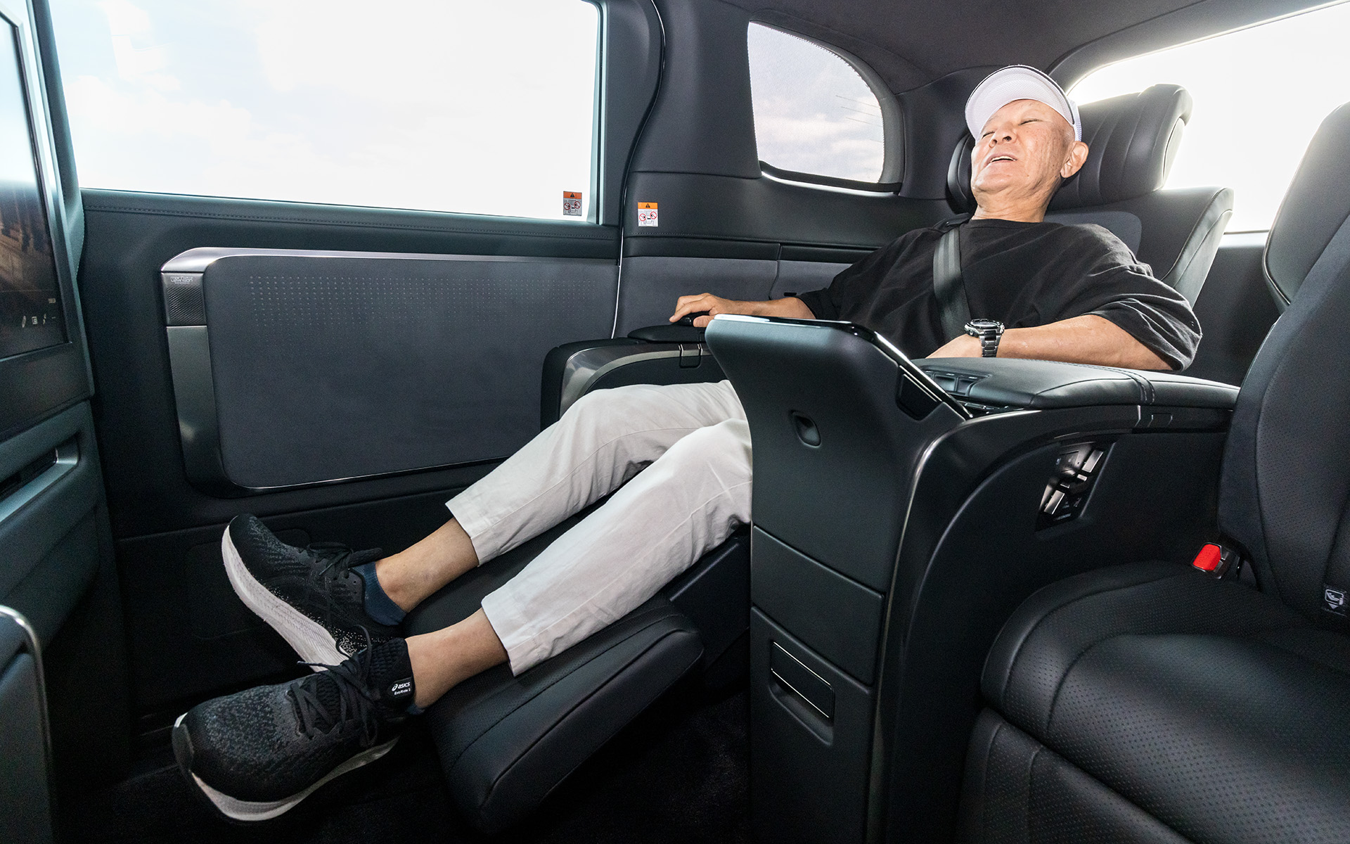 シートを倒してオットマンを使うと、そこはまるでファーストクラスのような空間に。なお、レクサスとして初めてアームレストとオットマンにもシートヒーターが採用されている