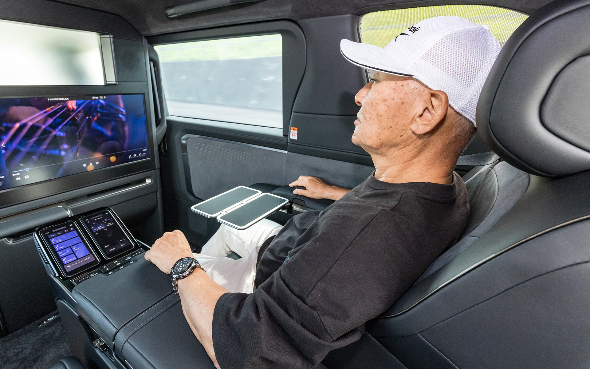 シートを倒してオットマンを使うと、そこはまるでファーストクラスのような空間に。なお、レクサスとして初めてアームレストとオットマンにもシートヒーターが採用されている