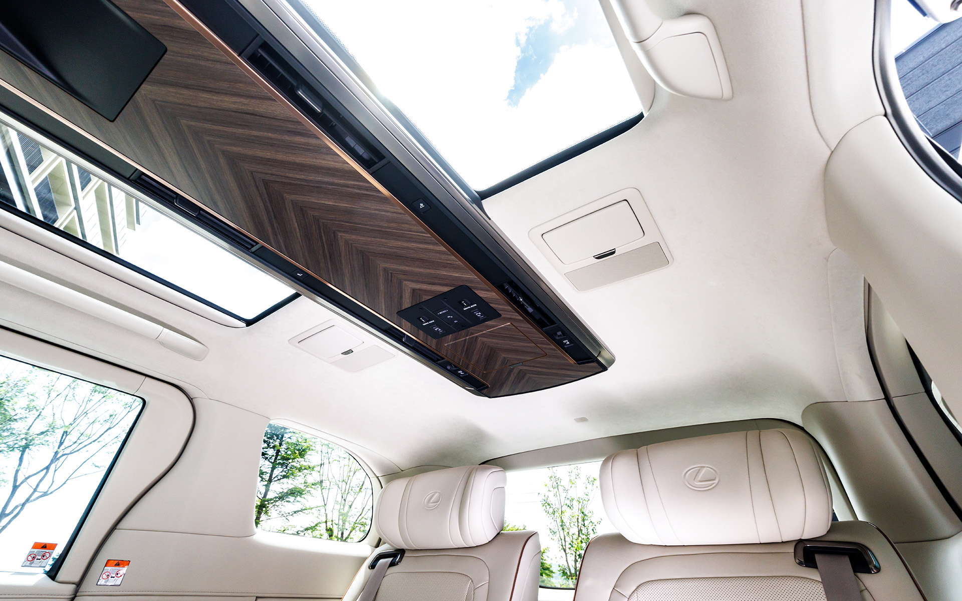 ルーフにスライドドアのスイッチを配置