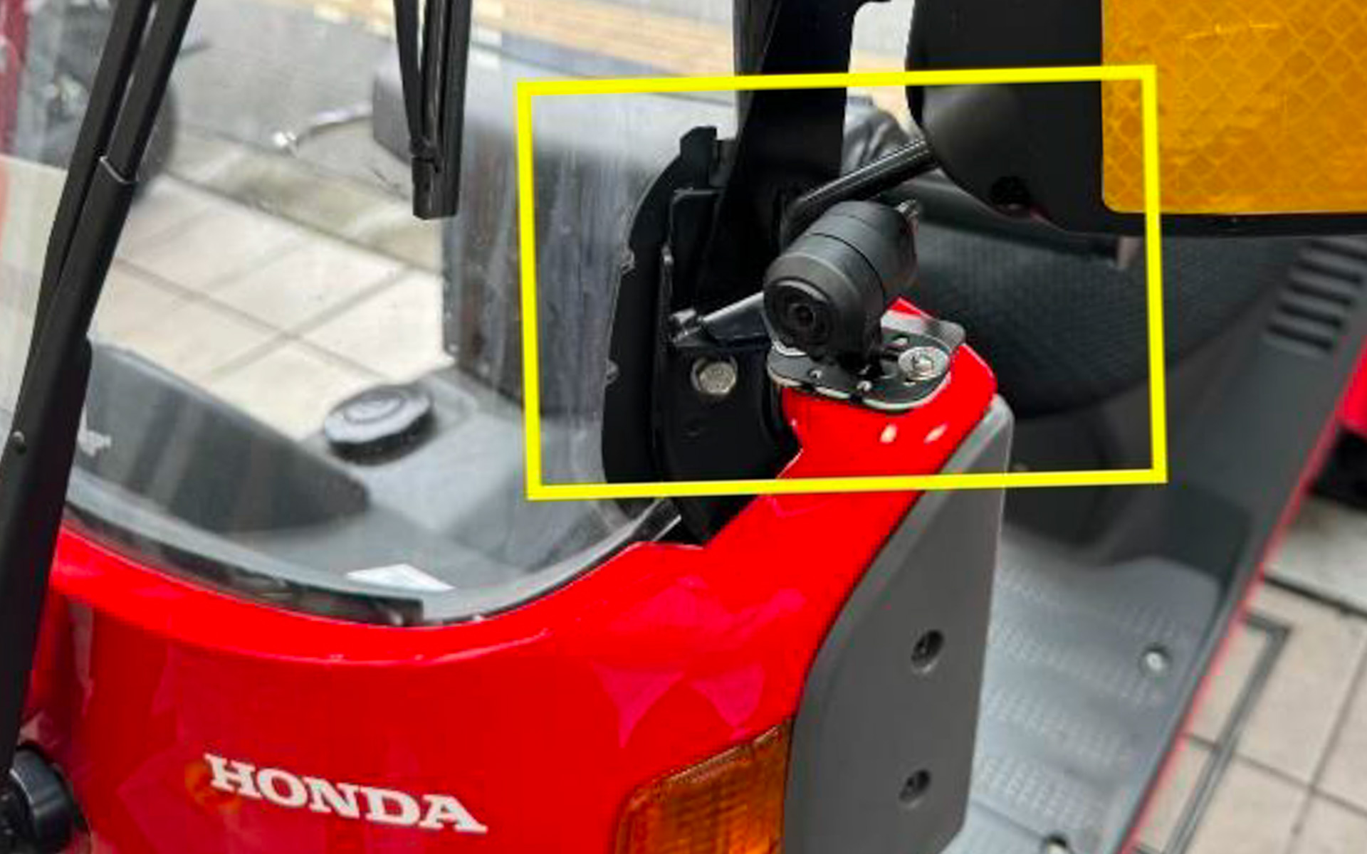 日本ピザハットのデリバリーバイクに設置したJVCケンウッド製の通信型ドライブレコーダー