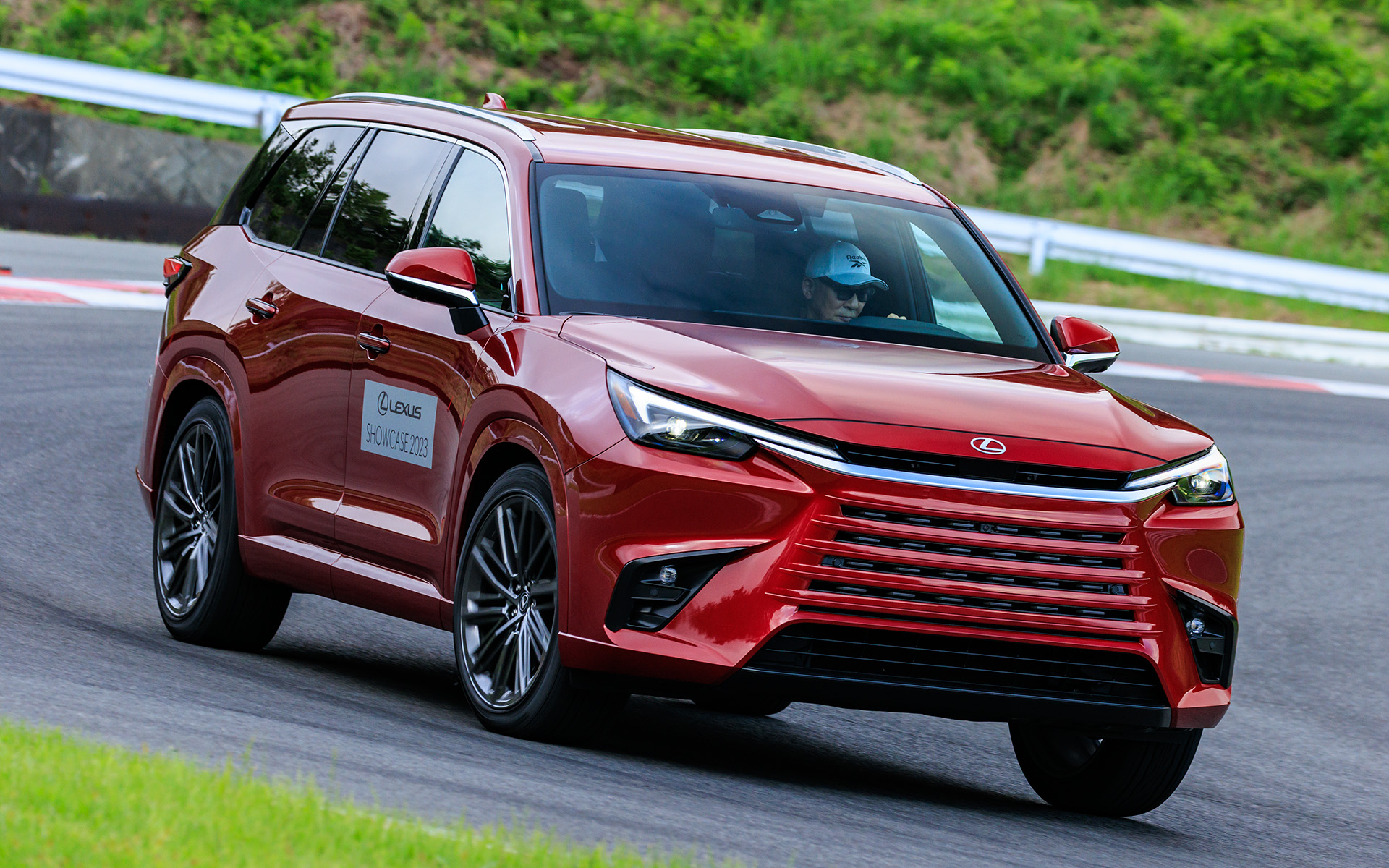 2023年6月に世界初公開された新型「TX」に試乗