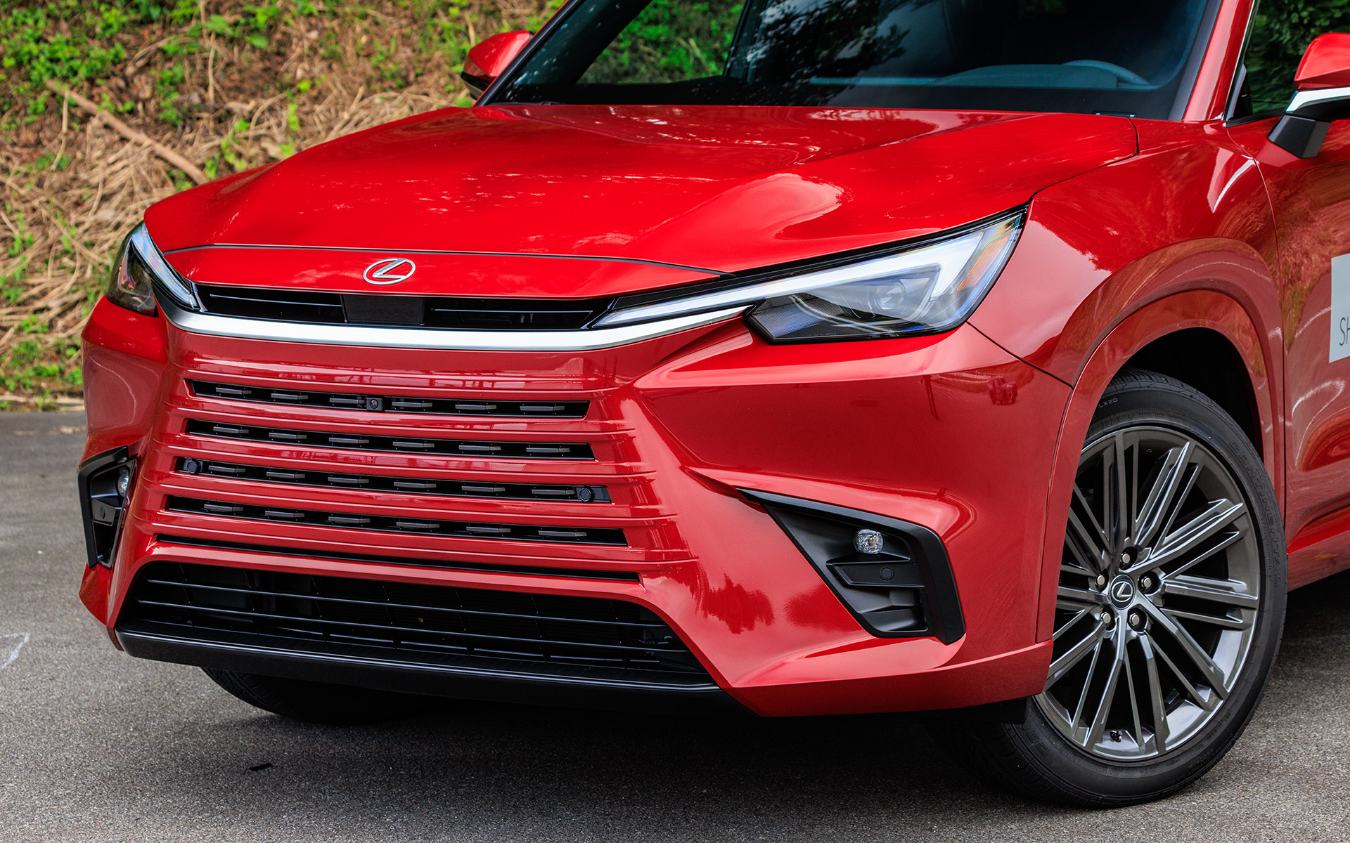 エクステリアではレクサスの新たなフロントフェイス「ユニファイドスピンドル」を採用するともに、実用的エレガンス（PRACTICAL ELEGANCE）をコンセプトに機能と品質を兼ね備えた