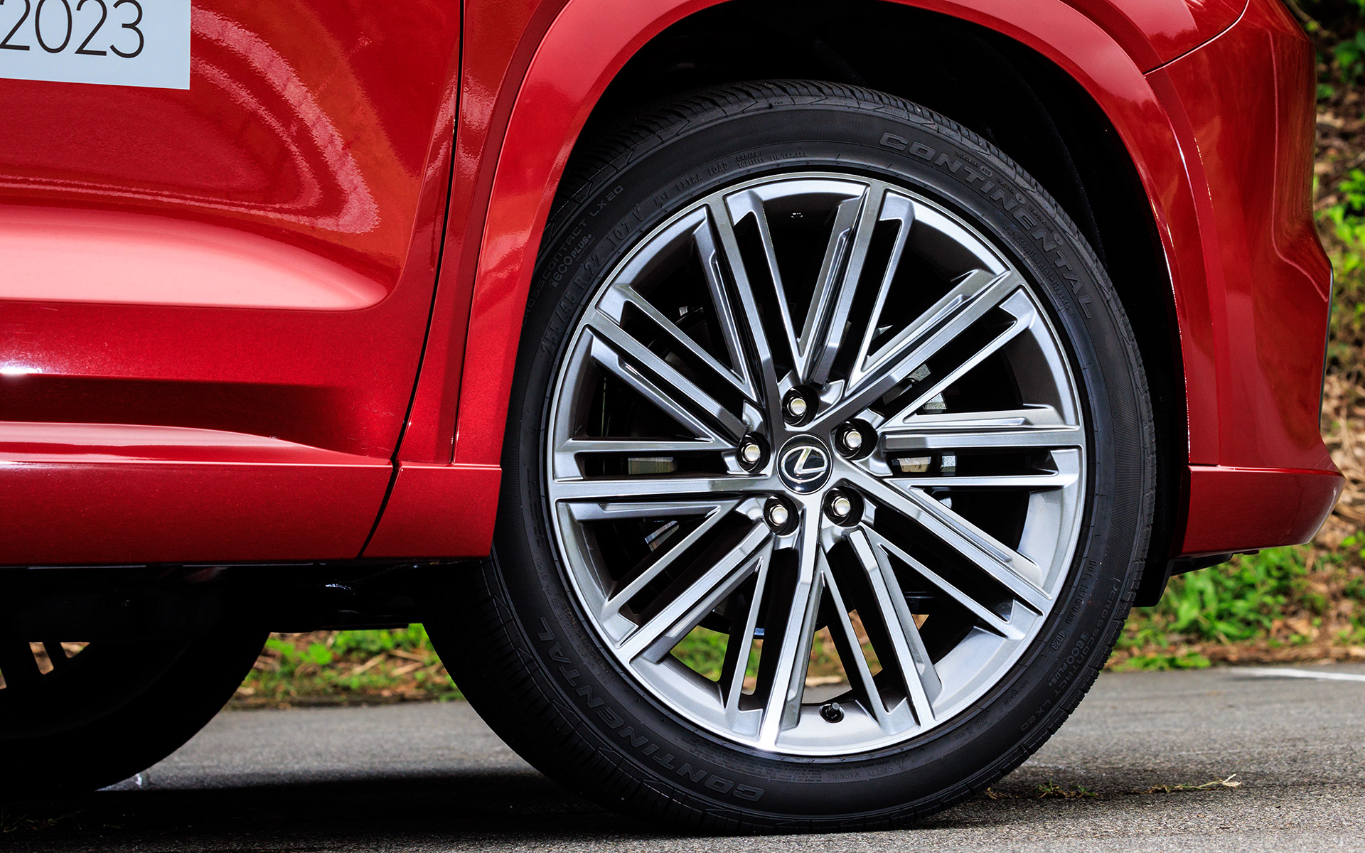 足下は22インチアルミホイールにコンチネンタルのオールシーズンタイヤ（255/45R22）の組み合わせ