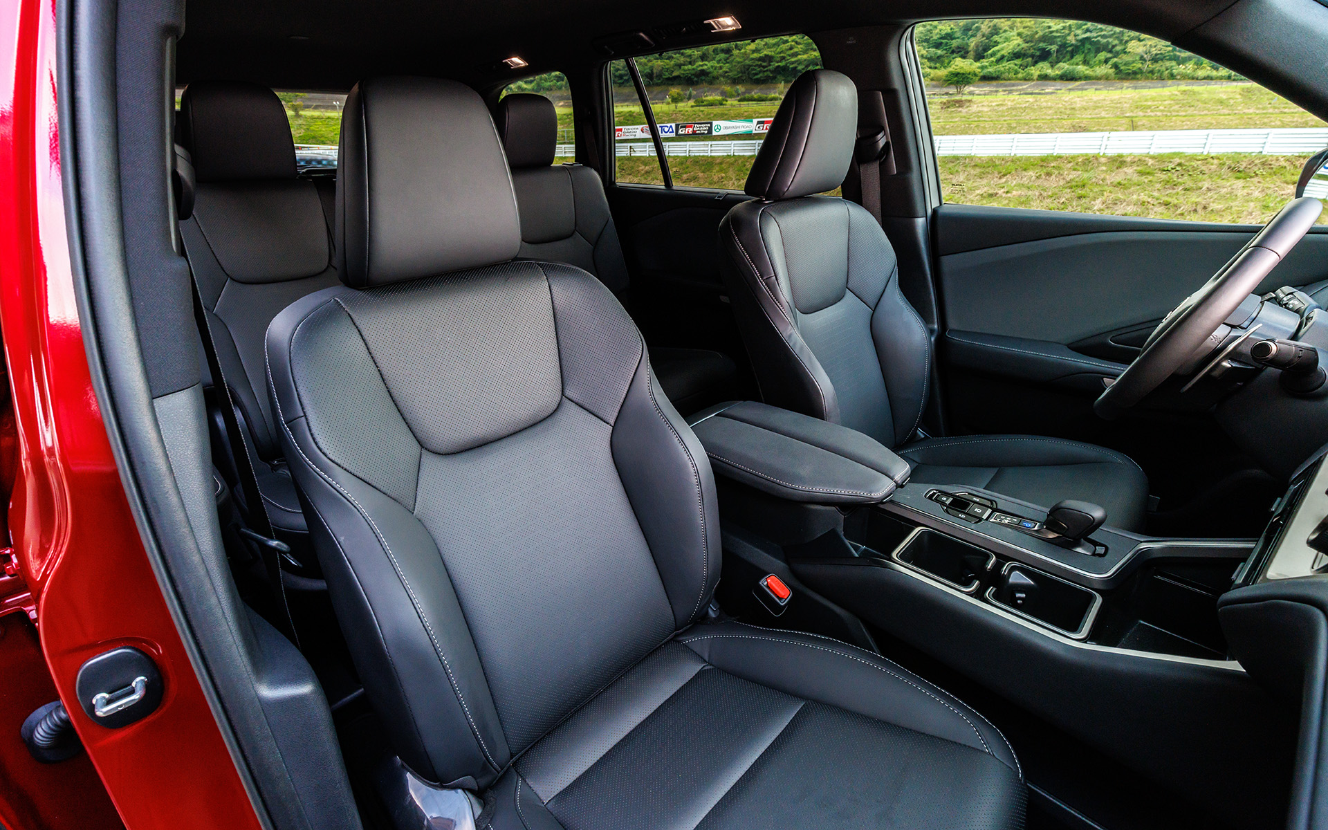 新型TXのインテリア。3列シートは6人乗りまたは7人乗りから選択できる