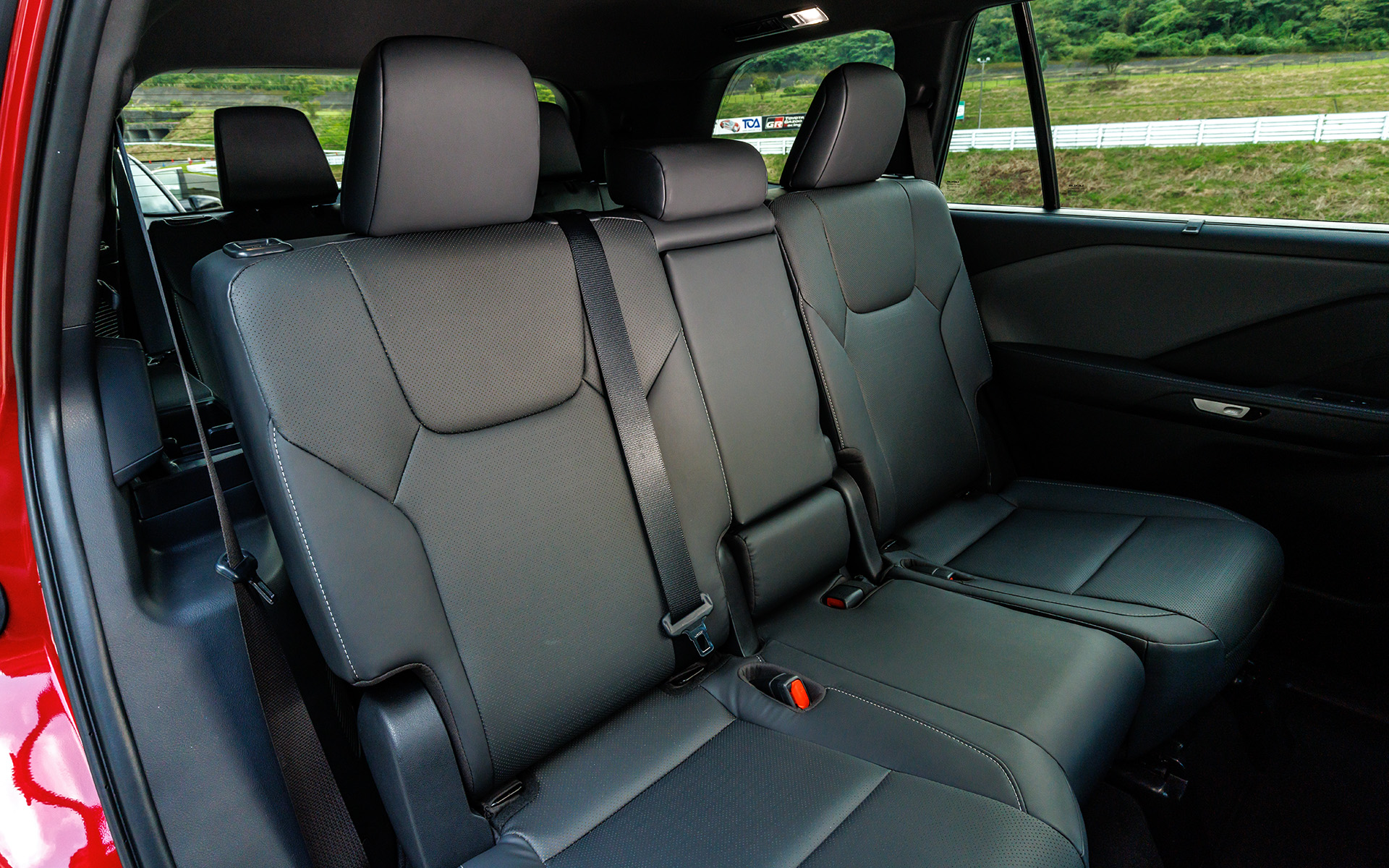 新型TXのインテリア。3列シートは6人乗りまたは7人乗りから選択できる