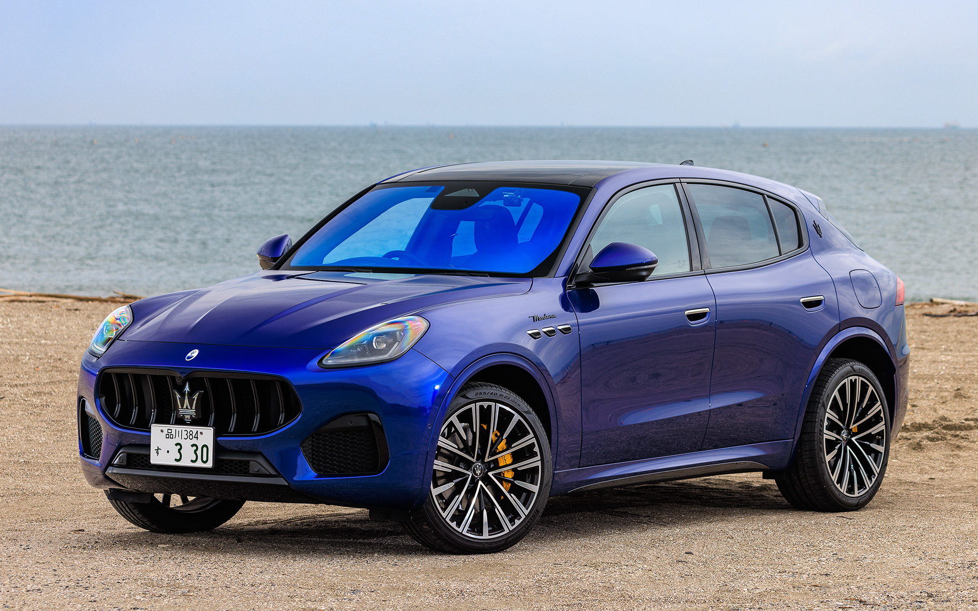 グレカーレは300PSの4気筒マイルドハイブリッドエンジンを搭載した「GT」、330PSの4気筒マイルドハイブリッドエンジンを搭載した「モデナ」、530PSの高性能V型6気筒3.0リッターガソリンエンジンを搭載した「トロフェオ」の3モデルを設定