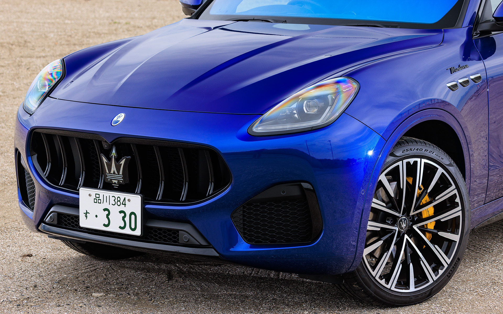 グレカーレのエクステリアは低く堂々としたグリルが特徴の1つで、側面は美しい流線的なフォルムをもつボディと、カーボンファイバーを用いたテクニカルな技術的構成要素を備える。リアまわりではジウジアーロがデザインした「3200GT」から着想を得たブーメラン型のテールライトなどを装備した。足下は21インチのペガソ・スタッガードホイール（グロッシーブラック）にピレリ「P ZERO」（フロント：255/40R21、リア：295/35R21）を装着