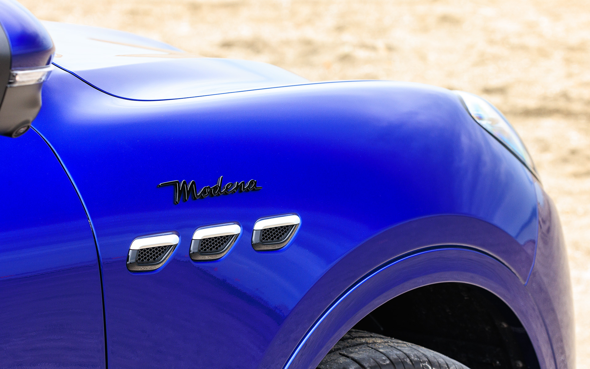 グレカーレのエクステリアは低く堂々としたグリルが特徴の1つで、側面は美しい流線的なフォルムをもつボディと、カーボンファイバーを用いたテクニカルな技術的構成要素を備える。リアまわりではジウジアーロがデザインした「3200GT」から着想を得たブーメラン型のテールライトなどを装備した。足下は21インチのペガソ・スタッガードホイール（グロッシーブラック）にピレリ「P ZERO」（フロント：255/40R21、リア：295/35R21）を装着