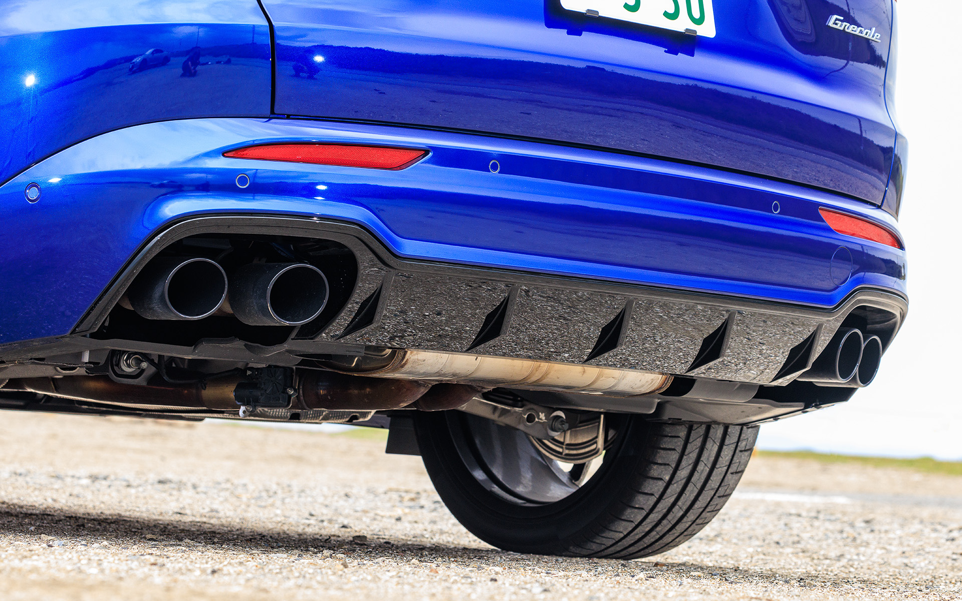 グレカーレのエクステリアは低く堂々としたグリルが特徴の1つで、側面は美しい流線的なフォルムをもつボディと、カーボンファイバーを用いたテクニカルな技術的構成要素を備える。リアまわりではジウジアーロがデザインした「3200GT」から着想を得たブーメラン型のテールライトなどを装備した。足下は21インチのペガソ・スタッガードホイール（グロッシーブラック）にピレリ「P ZERO」（フロント：255/40R21、リア：295/35R21）を装着