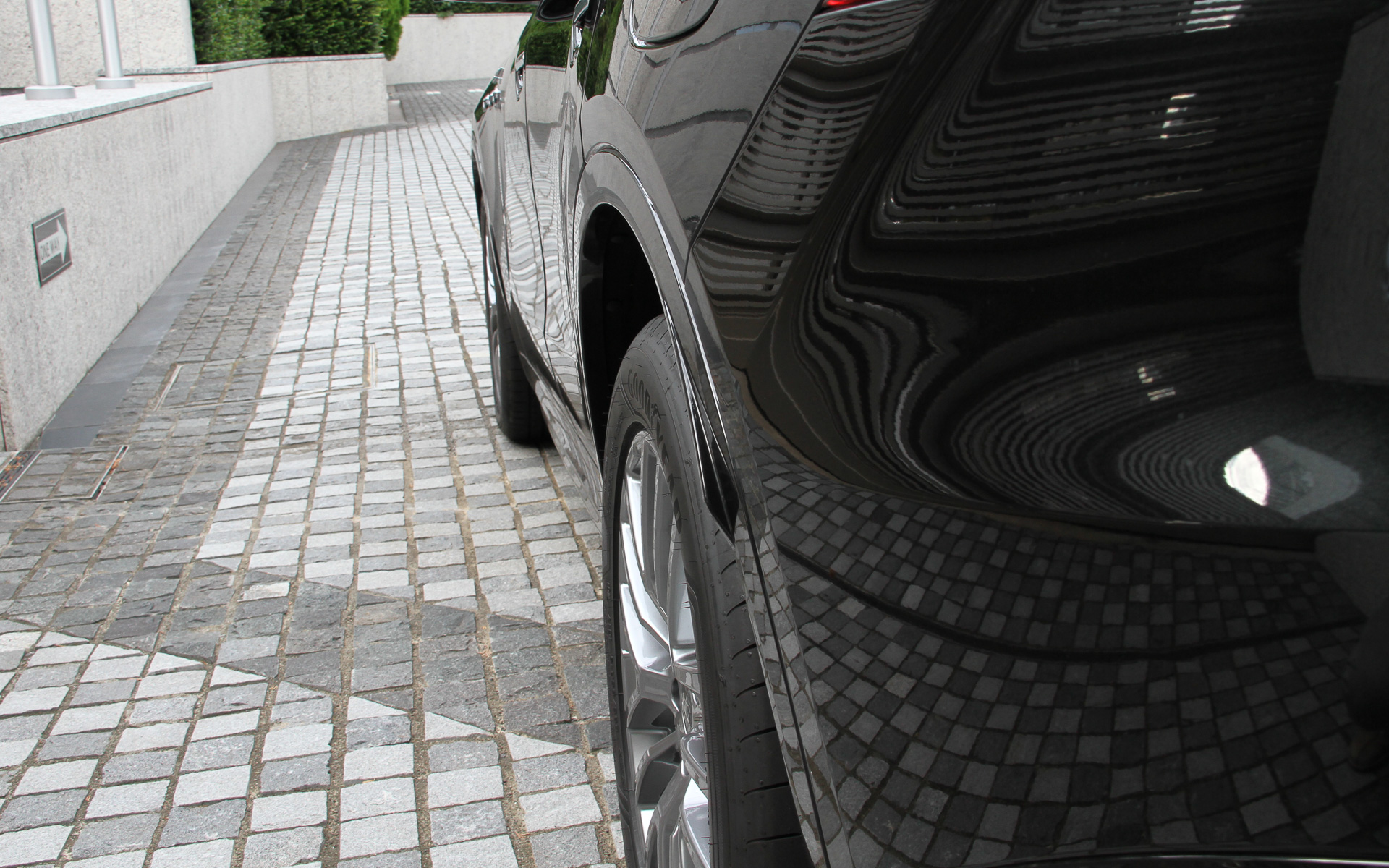 「GT」（964万円）のボディサイズは4845×1950×1670mm（全長×全幅×全高。全幅はミラー含まず）で、リアのフェンダーガードは装着しない。48Vマイルドハイブリッド仕様の直列4気筒2.0リッターターボエンジンは最高出力220kW（300PS）/5750rpm、最大トルク450Nm/2000rpmを発生