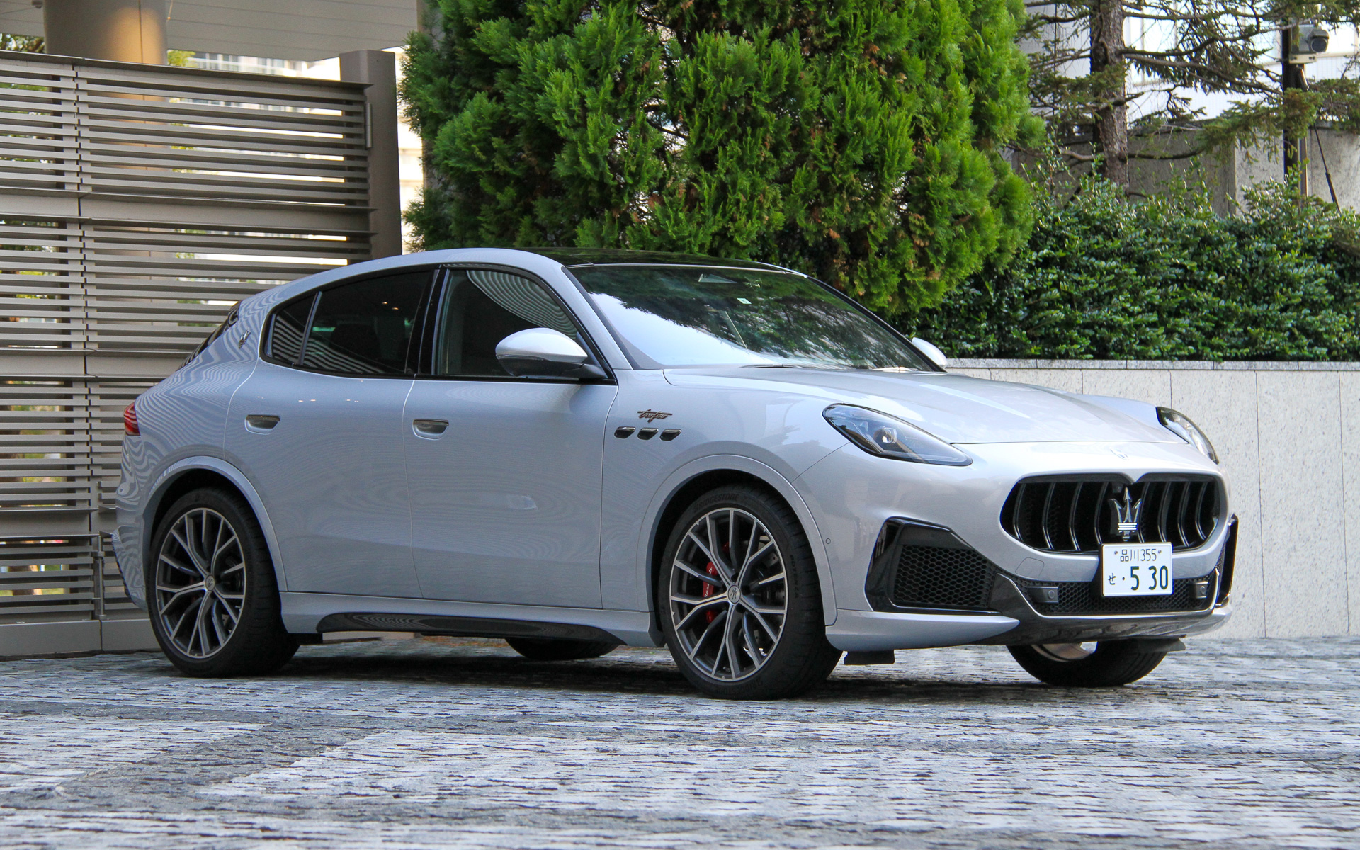 「トロフェオ」（1604万円）のボディサイズは4860×1980×1660mm（全長×全幅×全高。全幅はミラー含まず）で、リアのフェンダーガードを装着。V型6気筒3.0リッターツインターボエンジンは最高出力390kW（530PS）/6500rpm、最大トルク620Nm/2750rpmを発生