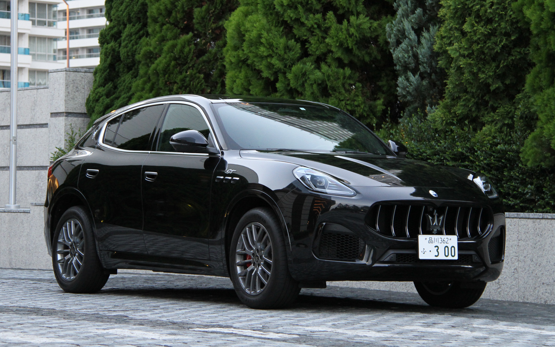 「GT」（964万円）のボディサイズは4845×1950×1670mm（全長×全幅×全高。全幅はミラー含まず）で、リアのフェンダーガードは装着しない。48Vマイルドハイブリッド仕様の直列4気筒2.0リッターターボエンジンは最高出力220kW（300PS）/5750rpm、最大トルク450Nm/2000rpmを発生