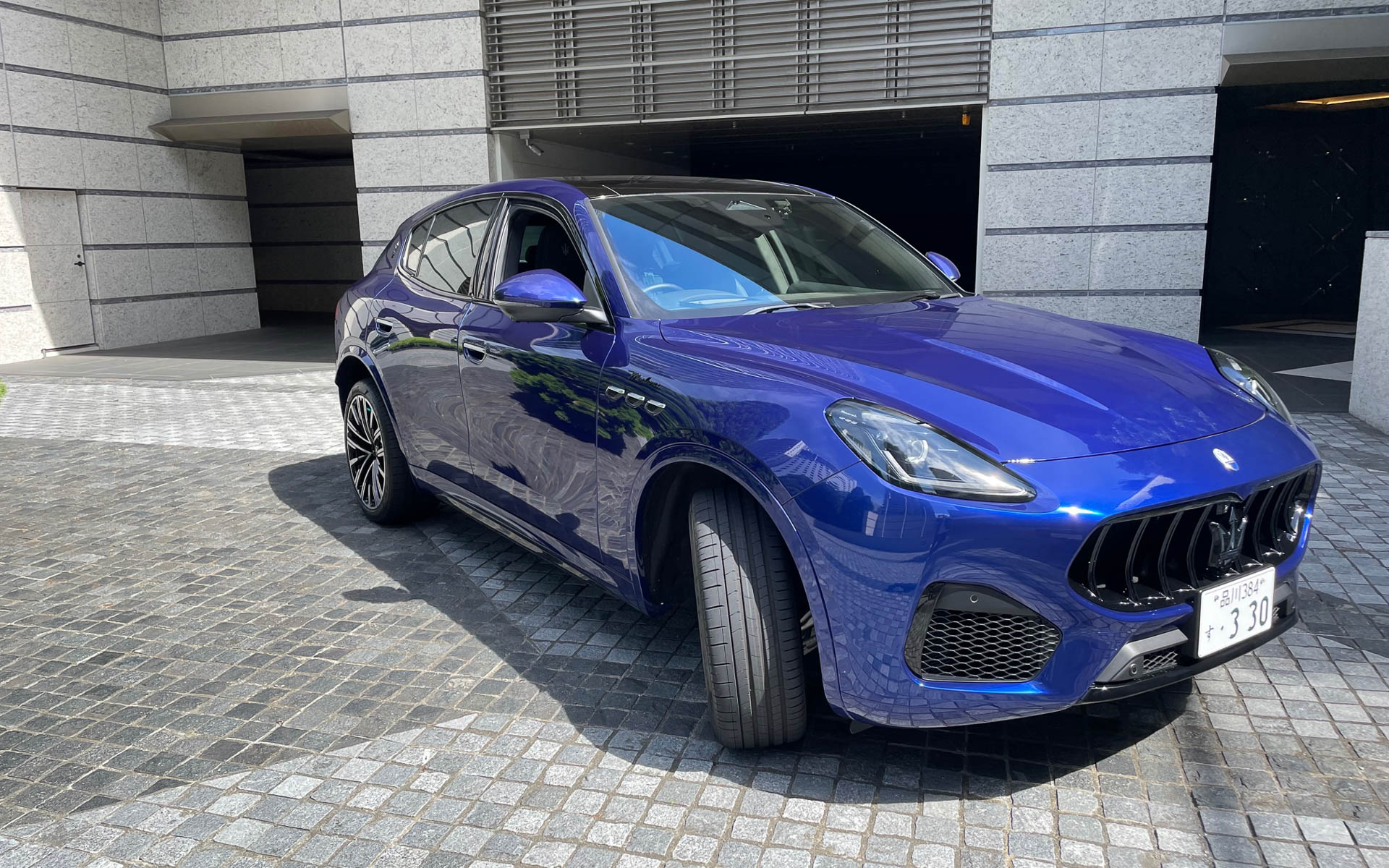 マセラティ。ホテルのすみで出番を待っているのが微笑ましい