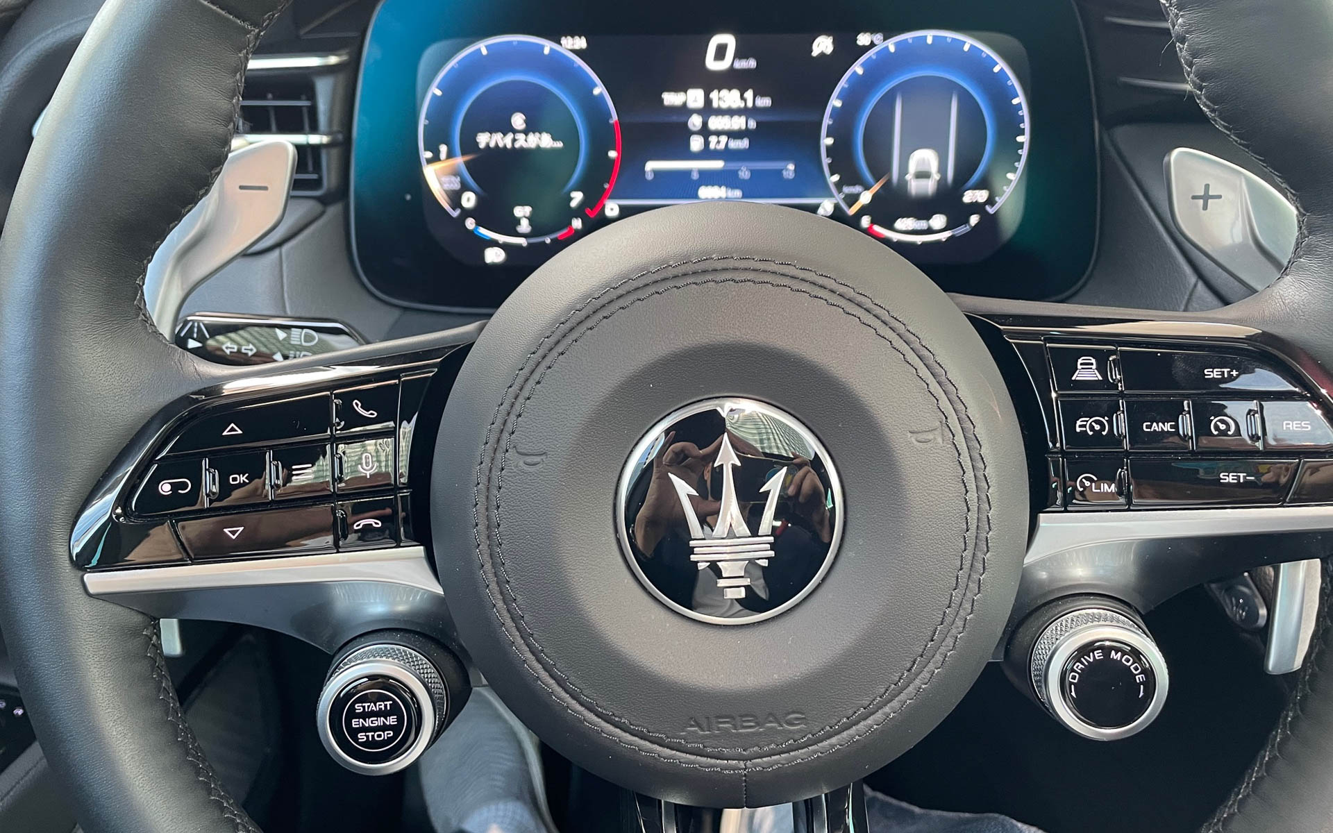 マセラティのハンドル。こんなにスイッチがあるけど、なんだかうれしい