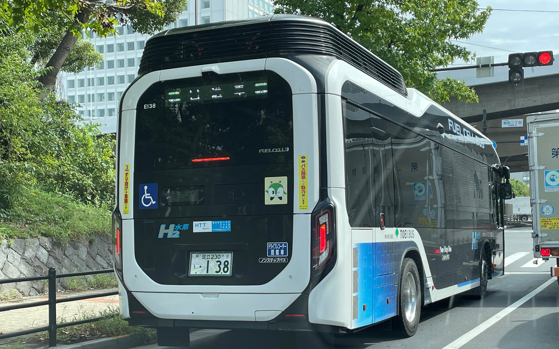 お台場で左を見たらFCEVのバス。なんだかカオナシを想像してしまいました