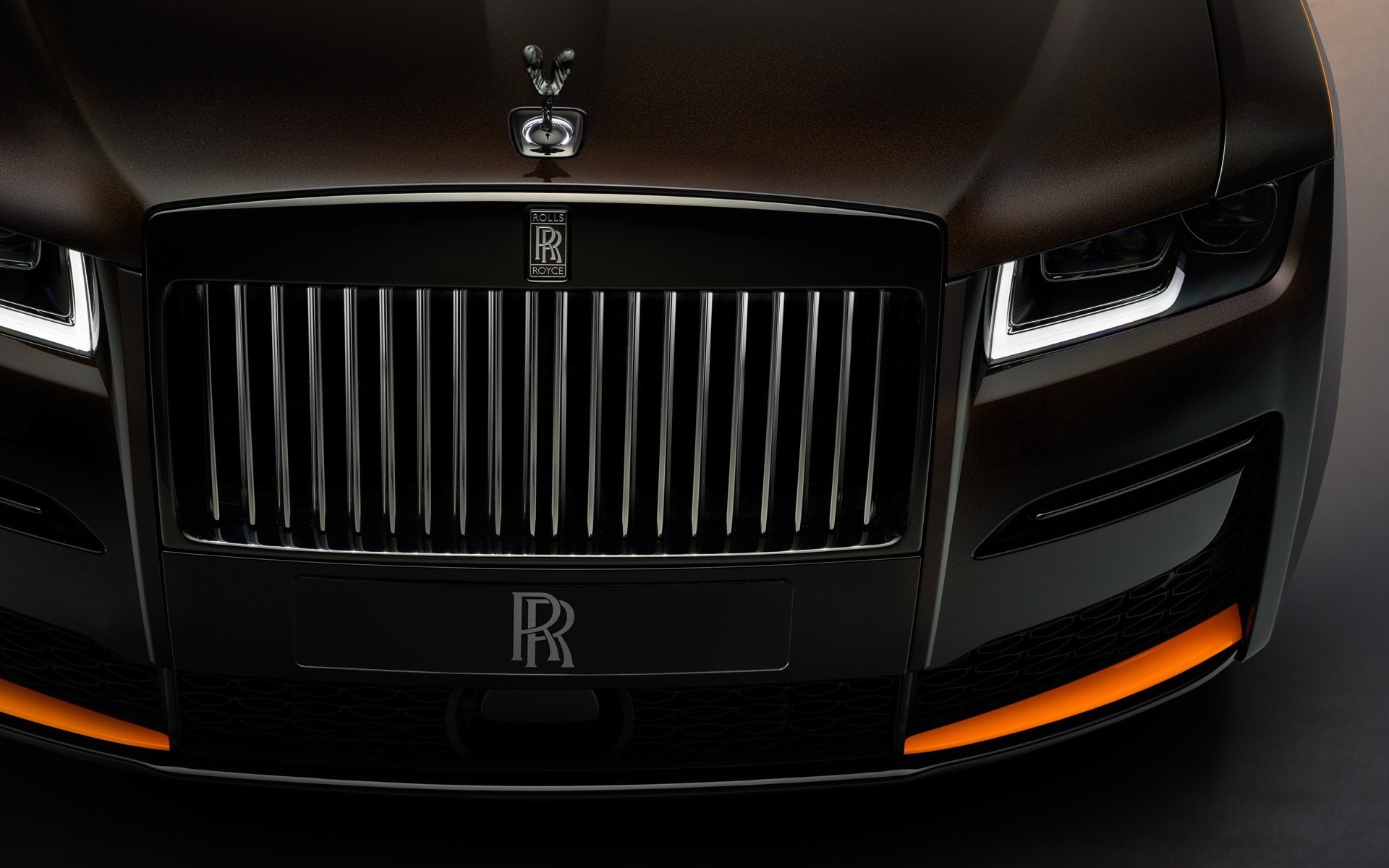 フロントリップスポイラー両側はマンダリンに塗られている