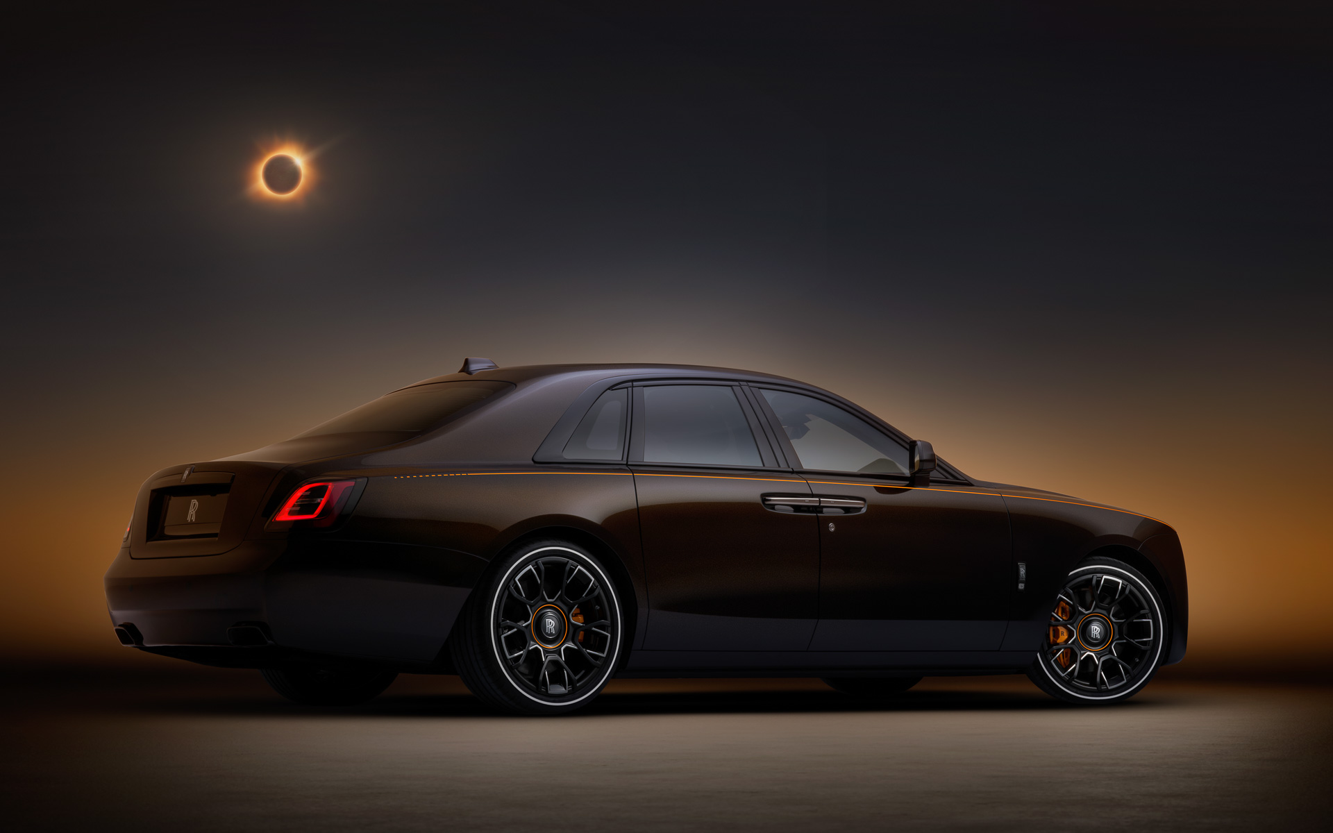 ボディは塗装に銅粉を含むことで光が当たらないときは暗く、光が当たると虹色の光沢を放つ