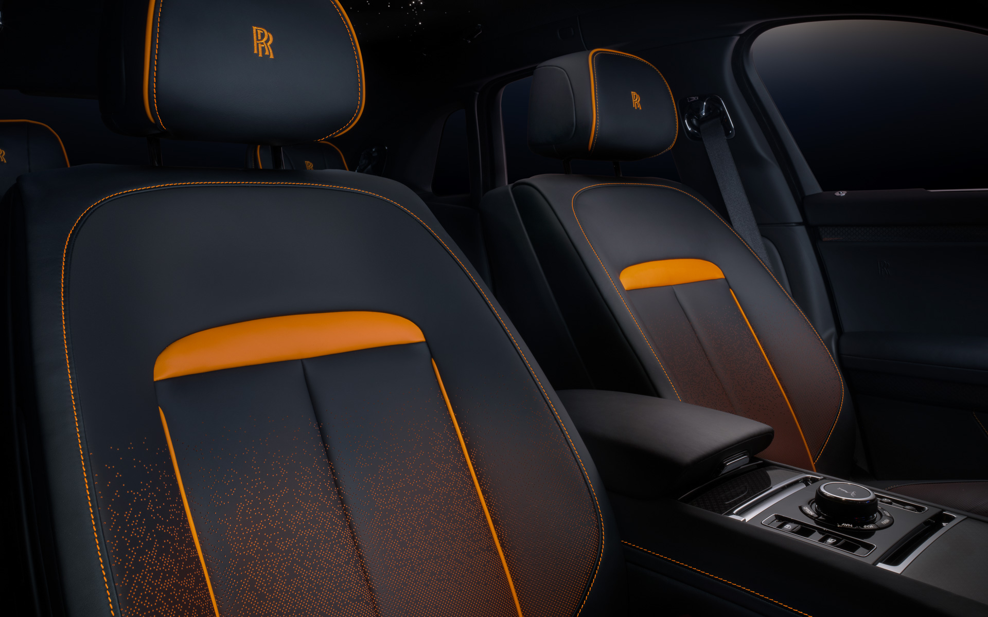 内装はブラック×マンダリン