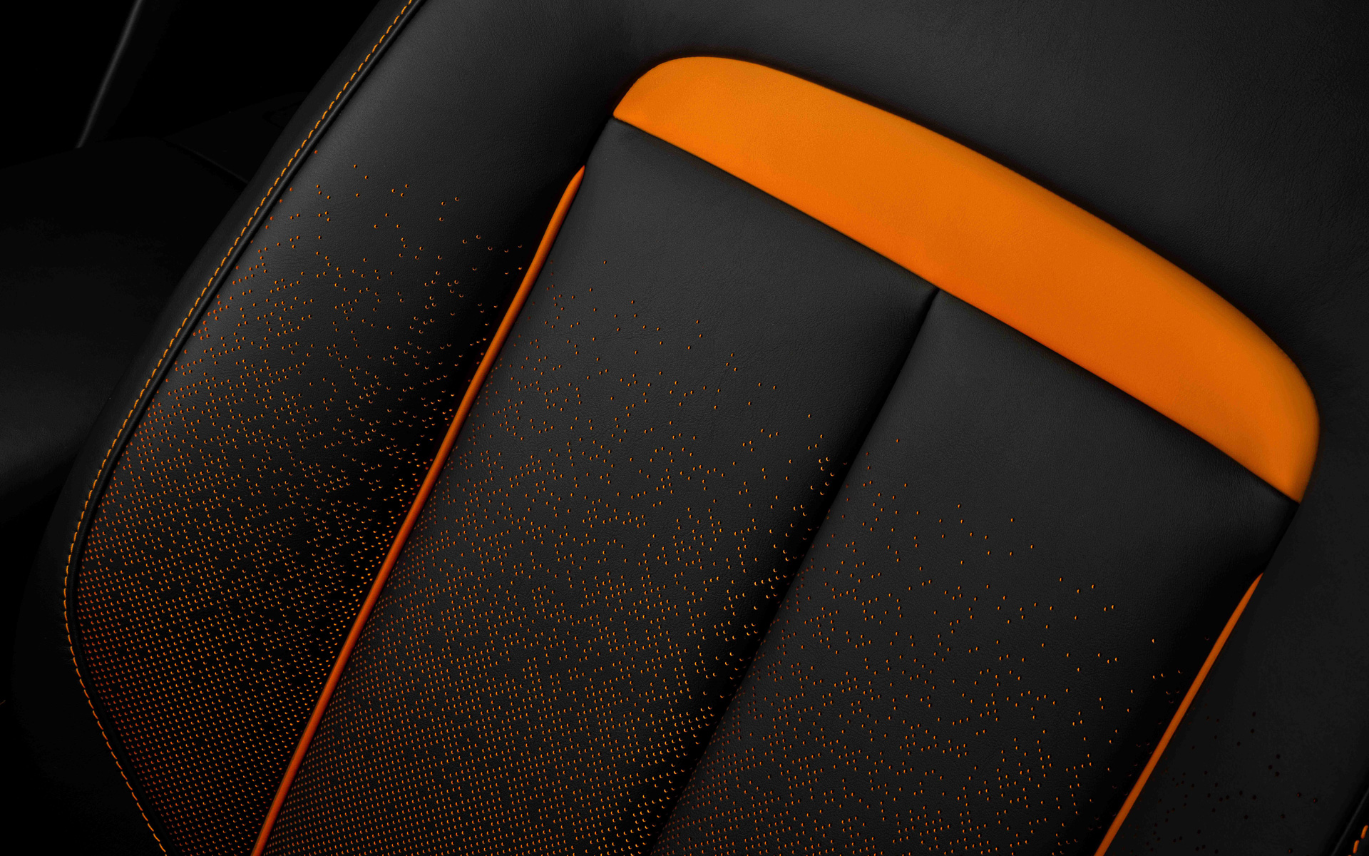 マンダリン色のレザーを黒く塗ってから部分的にパーフォレーション（穴あけ）加工を施しているという