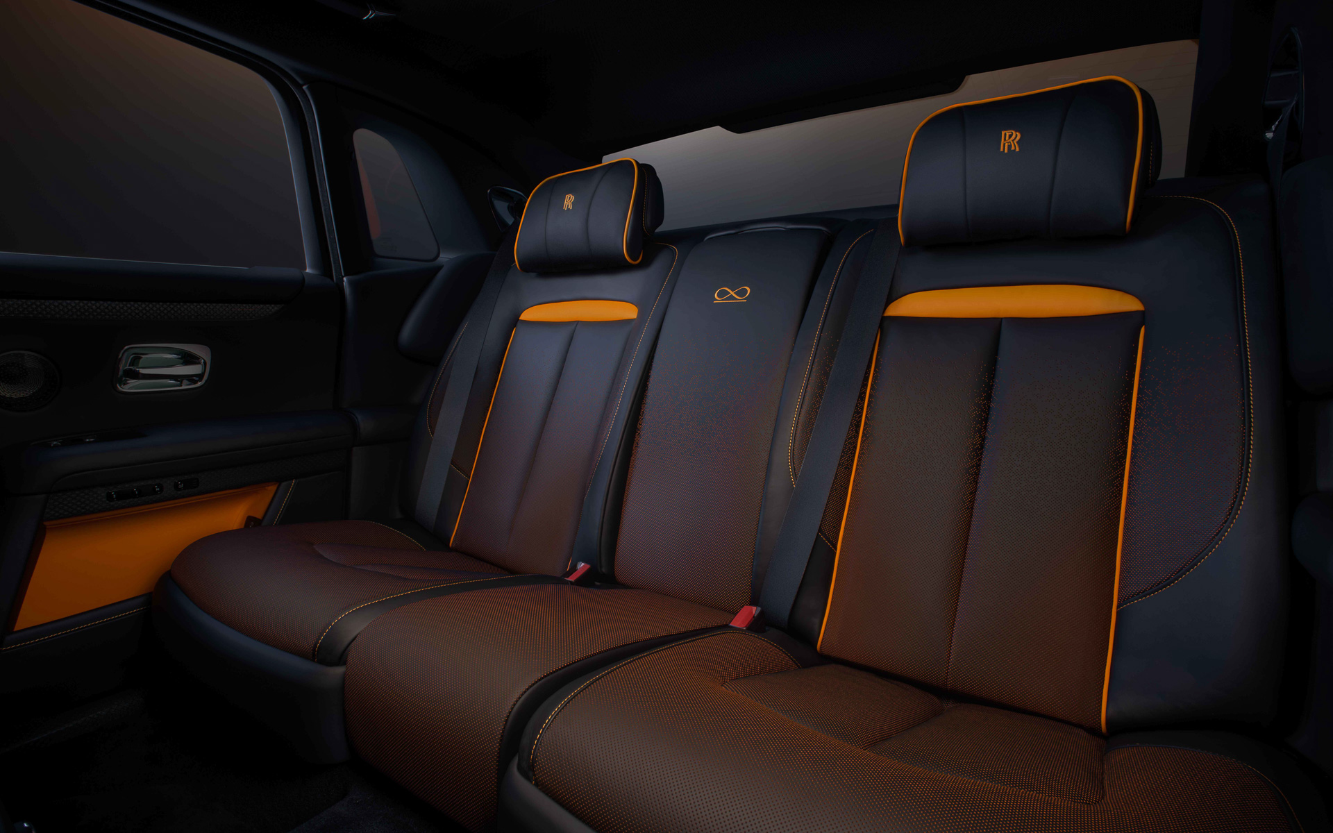 後席も同様にブラック×マンダリンで統一